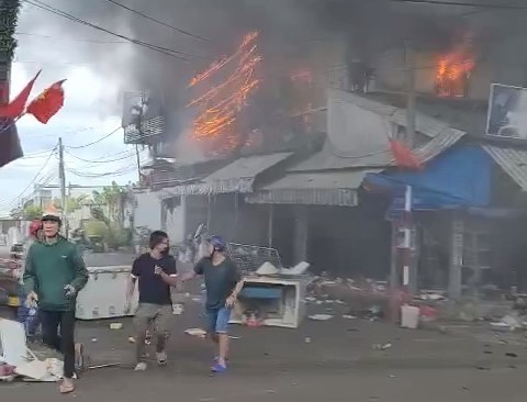 Khu dân cư hoảng loạn vì bất ngờ hỏa hoạn xảy ra ở góc phố - Ảnh 1.