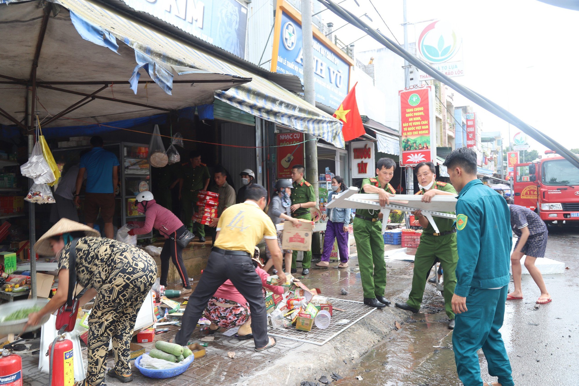 Khu dân cư hoảng loạn vì bất ngờ hỏa hoạn xảy ra ở góc phố - Ảnh 4. Khu dân cư hoảng loạn vì bất ngờ hỏa hoạn xảy ra ở góc phố - Ảnh 4.