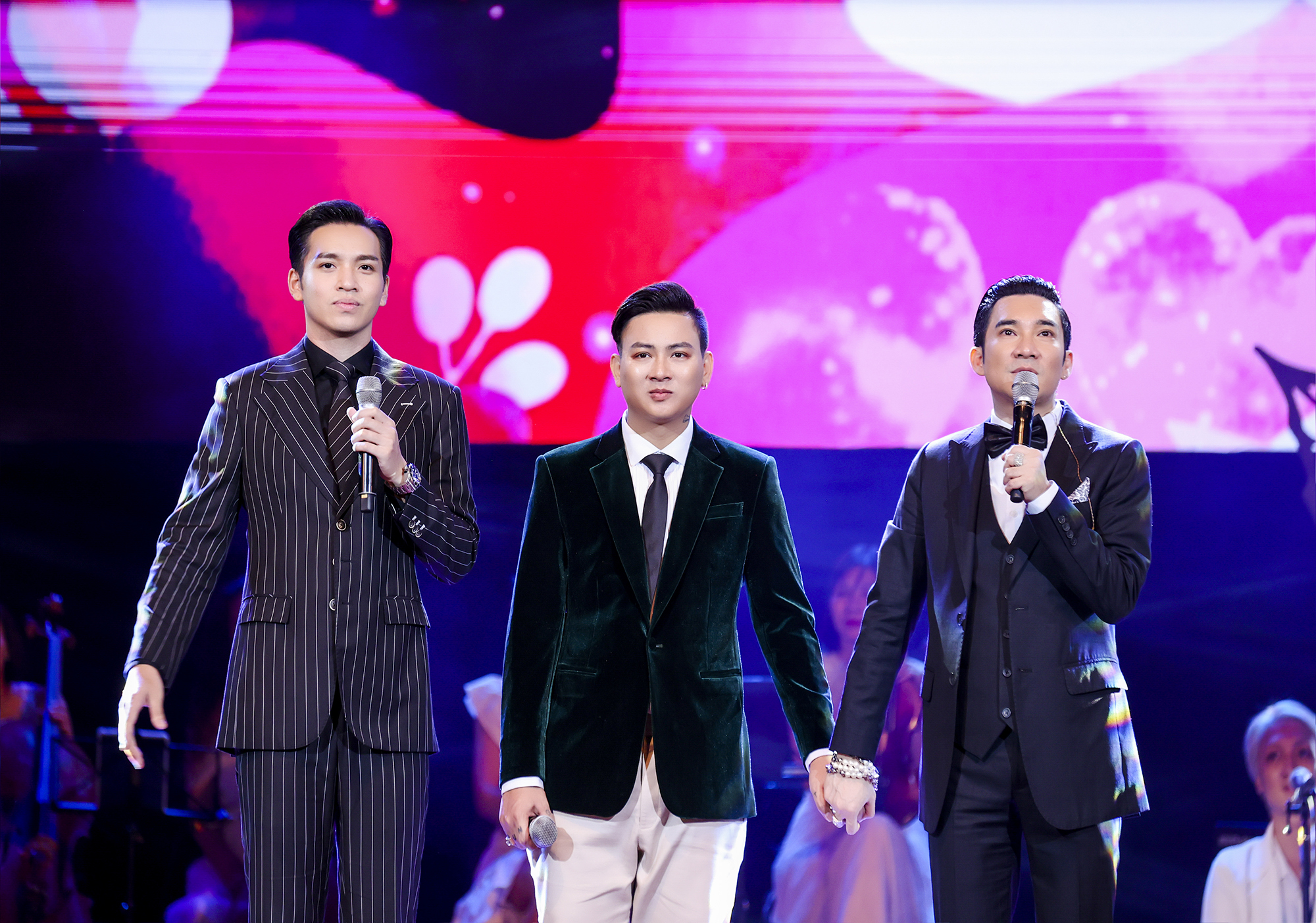 Hoài Lâm run khi hát chung với Quang Hà - Ảnh 7. Hoài Lâm run khi hát chung với Quang Hà - Ảnh 7.