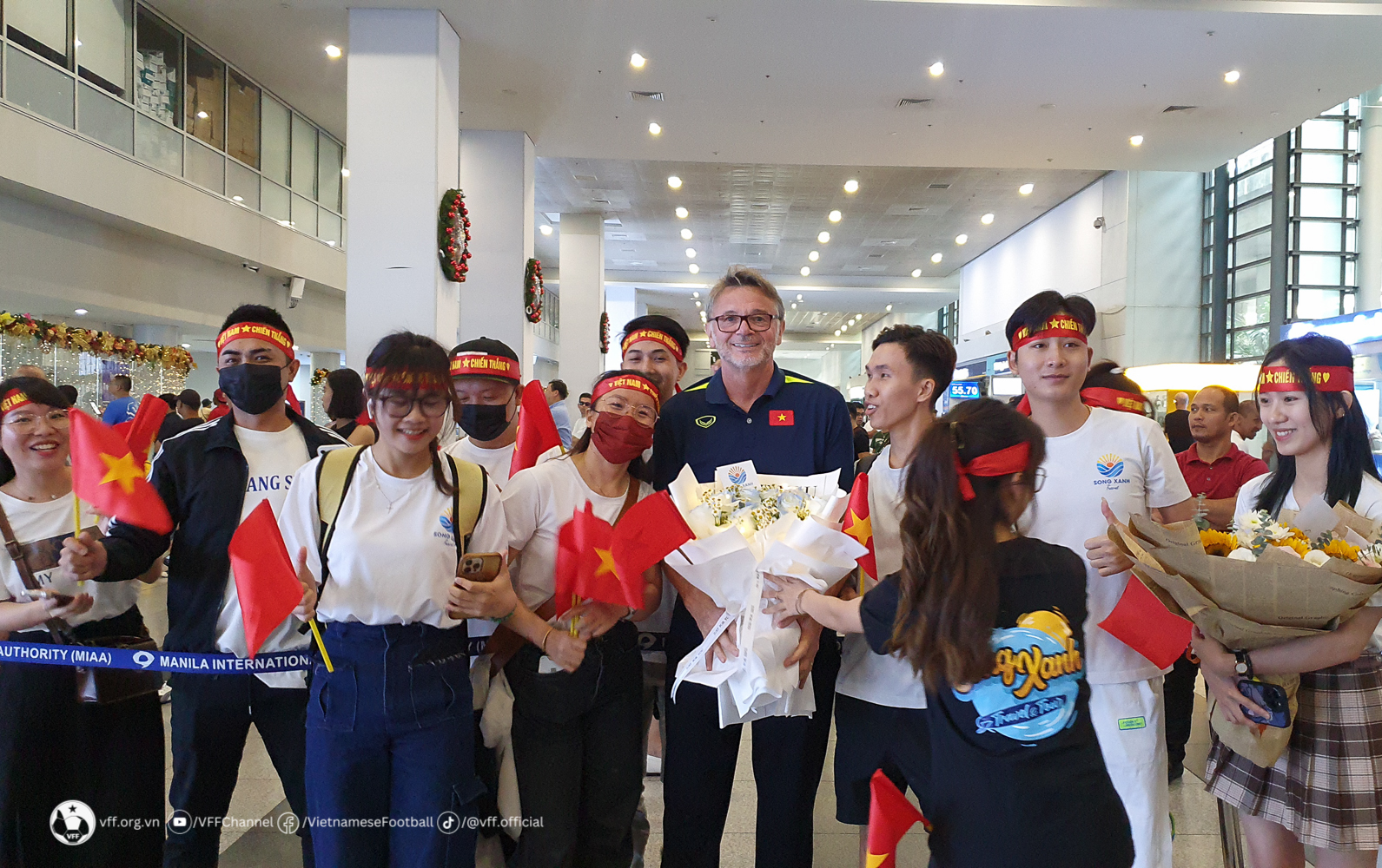 Đội tuyển Việt Nam được chào đón nồng nhiệt tại Philippines, xỏ giày tập ngay trong tối - Ảnh 1.
