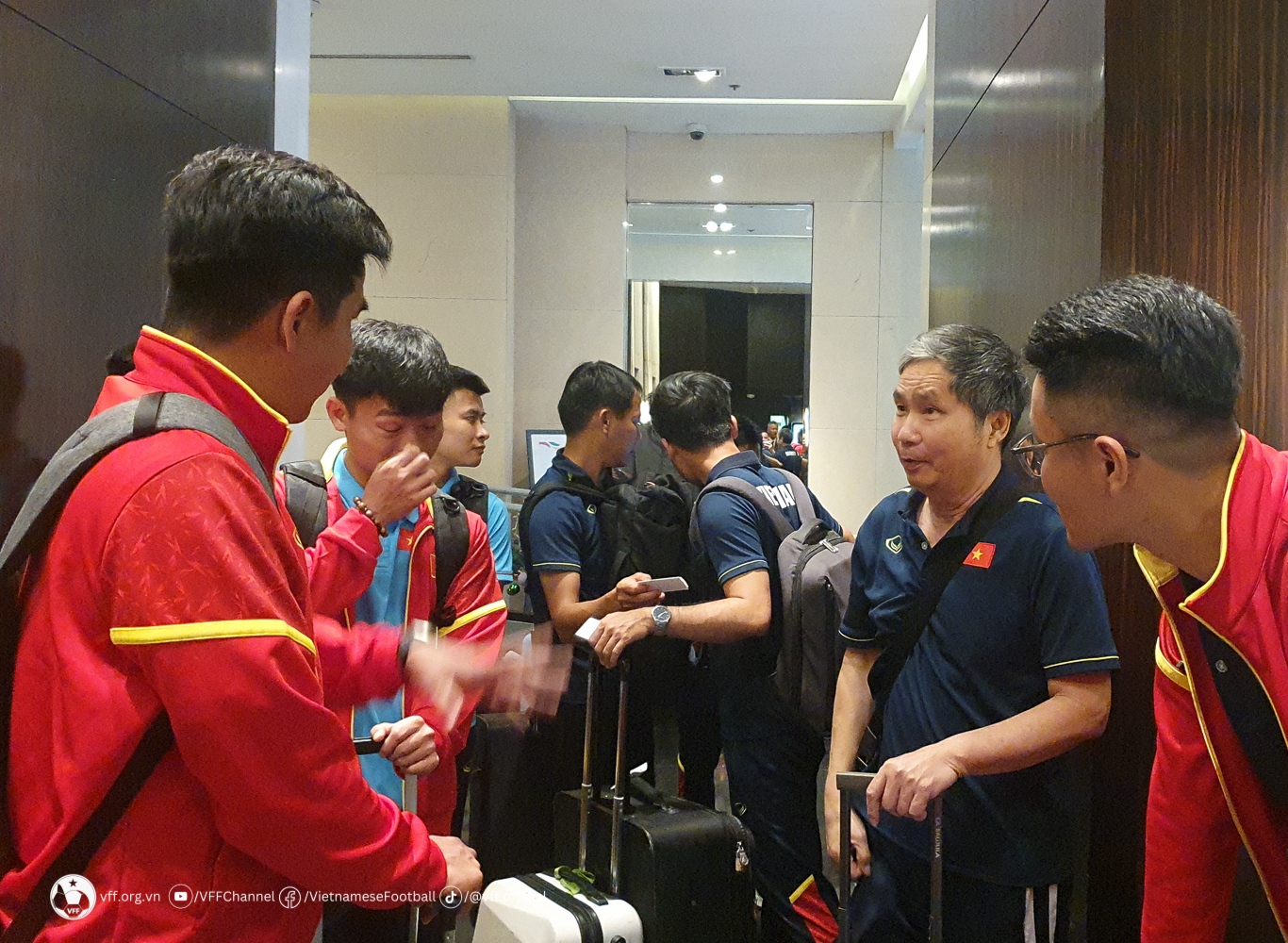 Đội tuyển Việt Nam được chào đón nồng nhiệt tại Philippines, xỏ giày tập ngay trong tối - Ảnh 6.