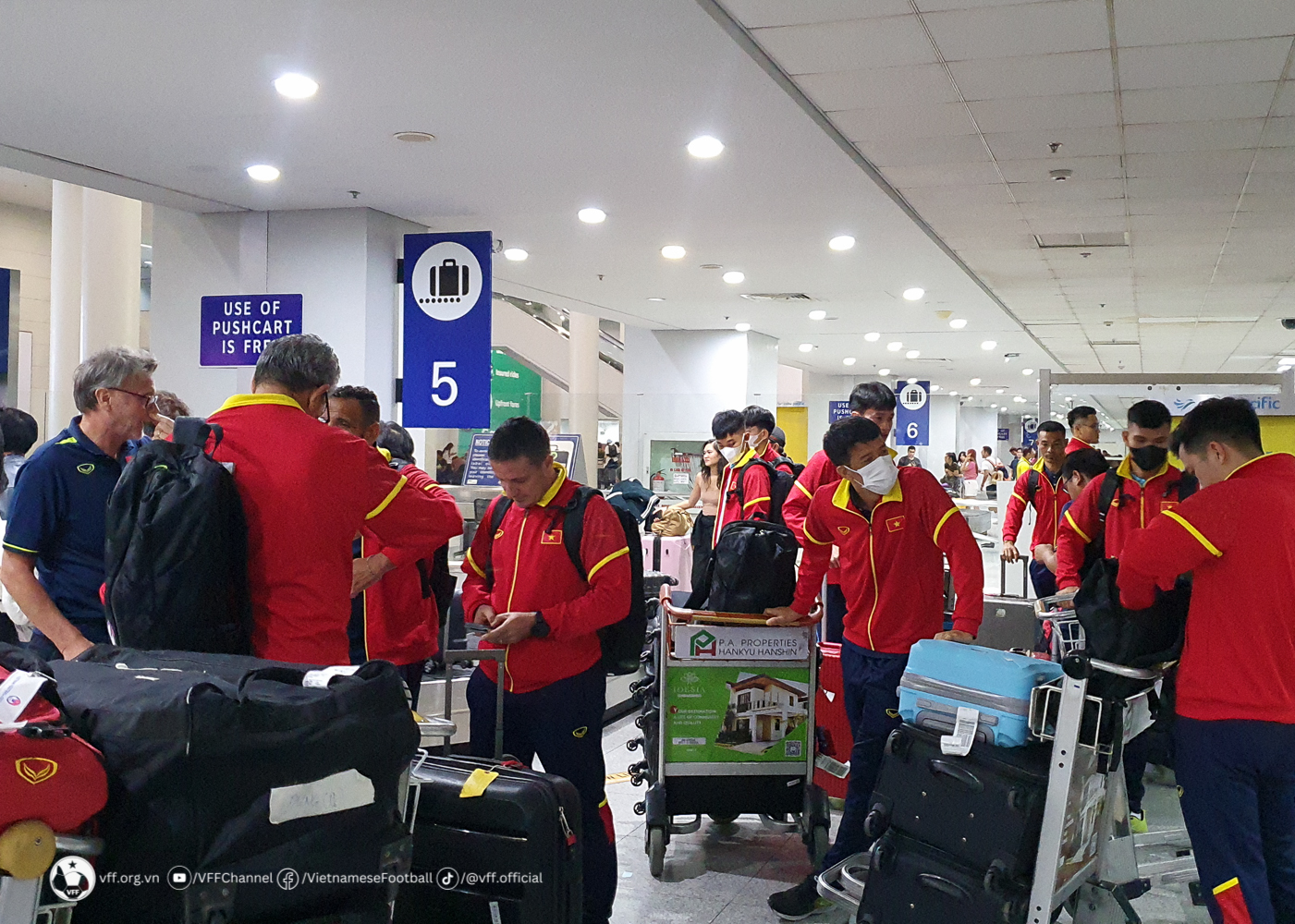 Đội tuyển Việt Nam được chào đón nồng nhiệt tại Philippines, xỏ giày tập ngay trong tối - Ảnh 4.