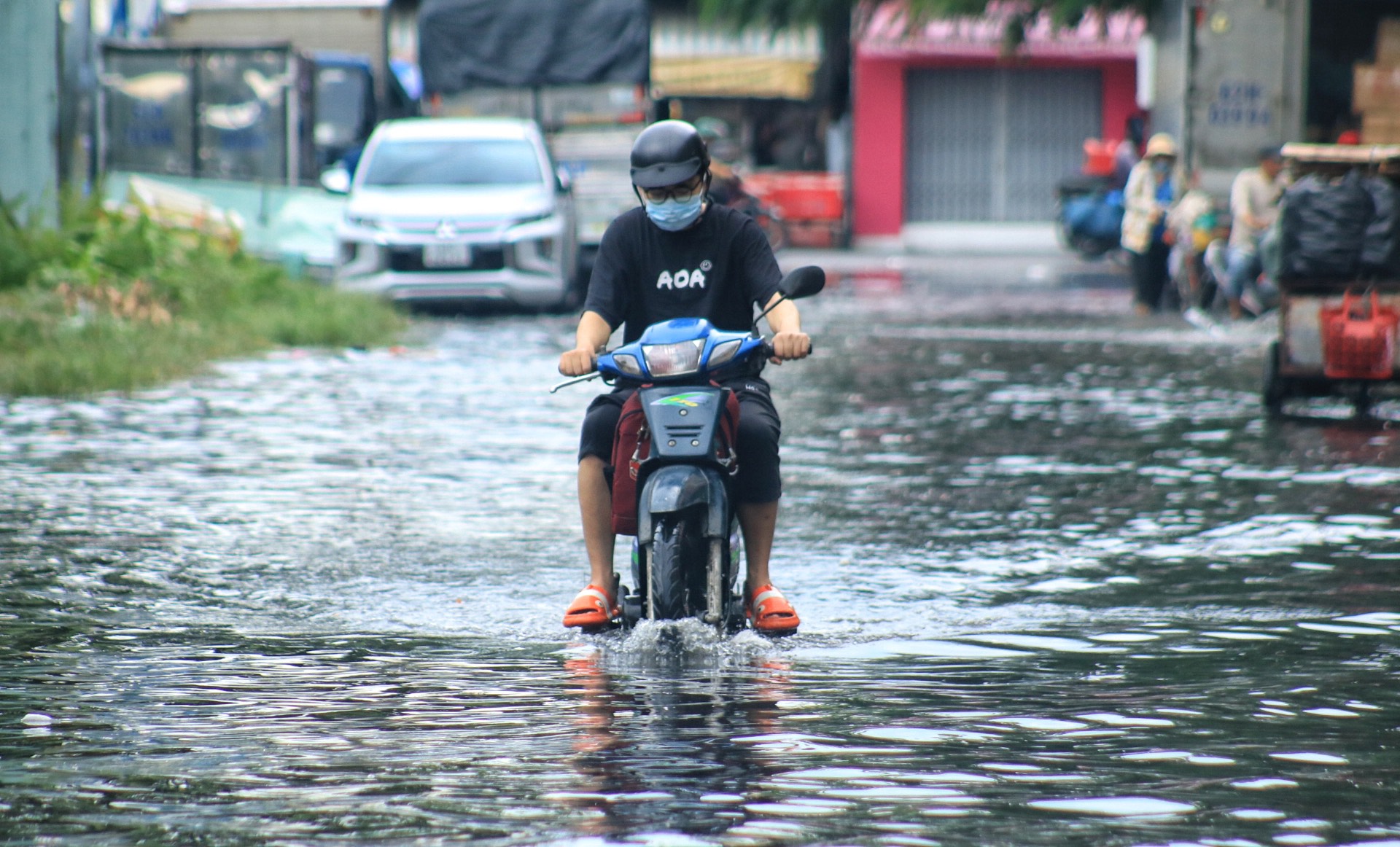 TP.HCM có mưa, nhiều khu dân cư mênh mông giữa 'biển nước' đen ngòm - Ảnh 3.