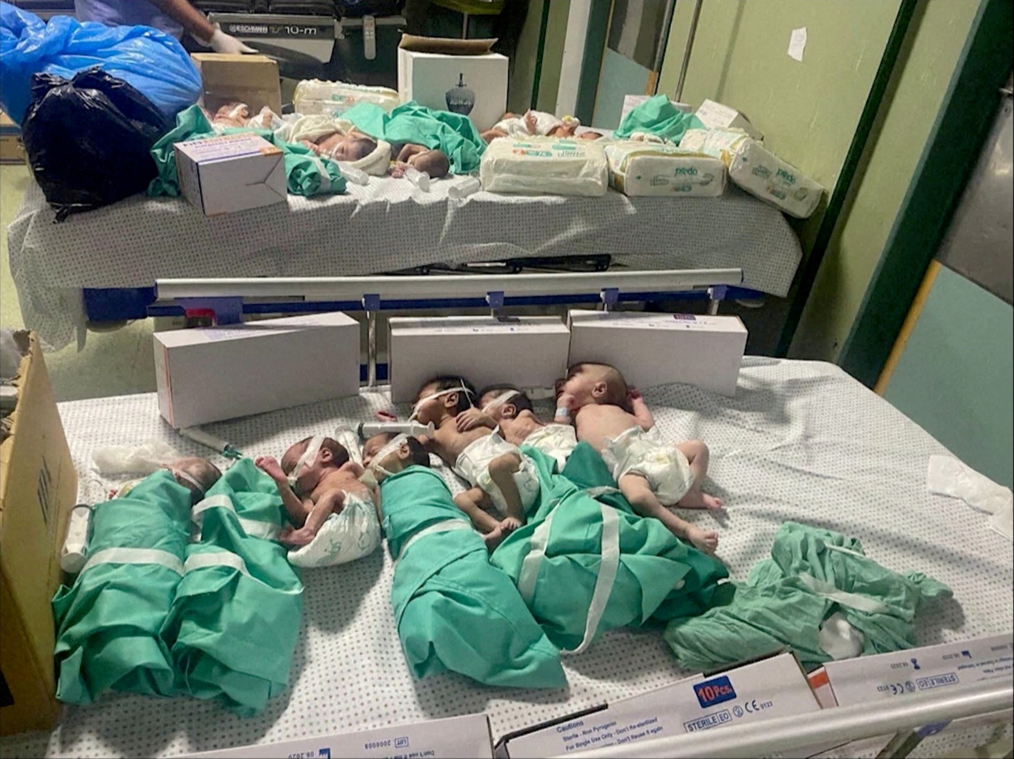 Trẻ sơ sinh gặp nguy kịch tại bệnh viện Gaza - Ảnh 1. Trẻ sơ sinh gặp nguy kịch tại bệnh viện Gaza - Ảnh 1.