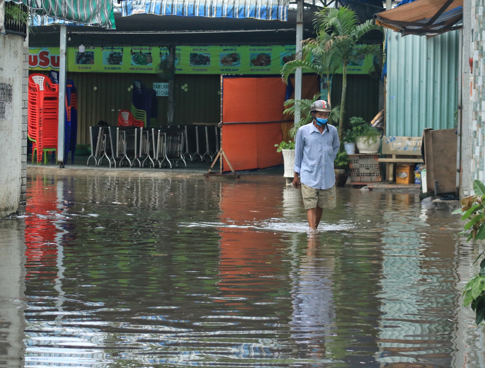 TP.HCM có mưa, nhiều khu dân cư mênh mông giữa 'biển nước' đen ngòm - Ảnh 10.