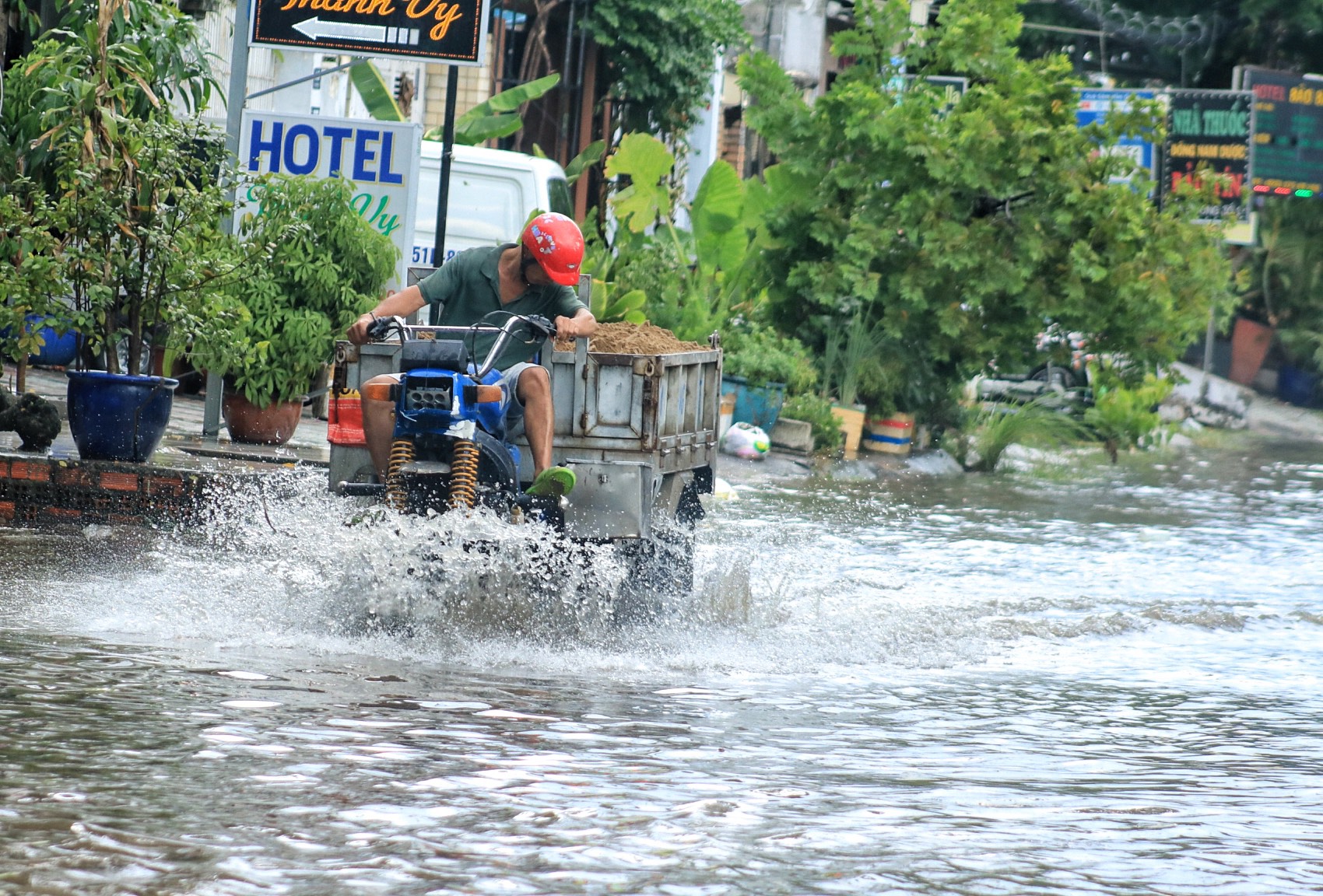 TP.HCM có mưa, nhiều khu dân cư mênh mông giữa 'biển nước' đen ngòm - Ảnh 7.