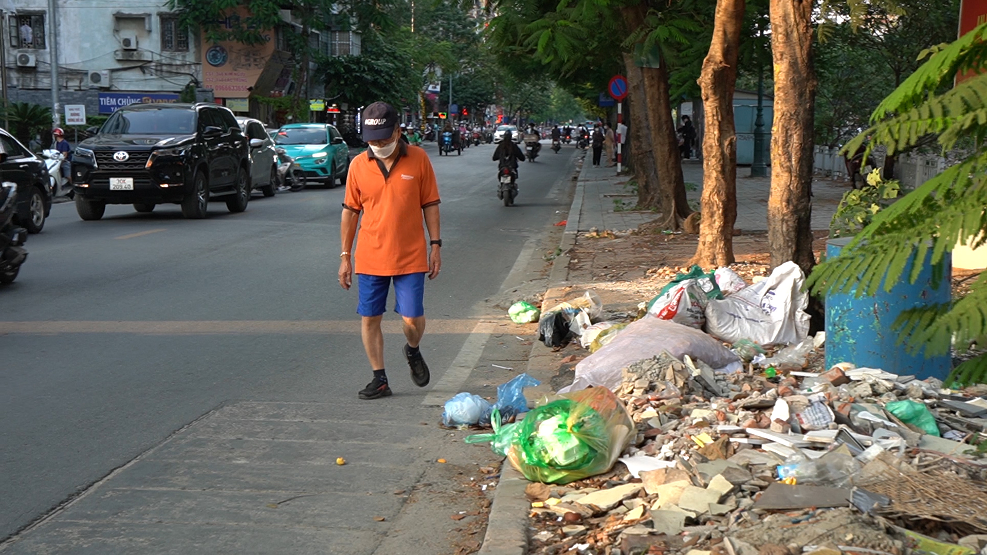 Nhếch nhác vỉa hè ngập rác, lan can dọc sông xuống cấp ở Hà Nội - Ảnh 1.