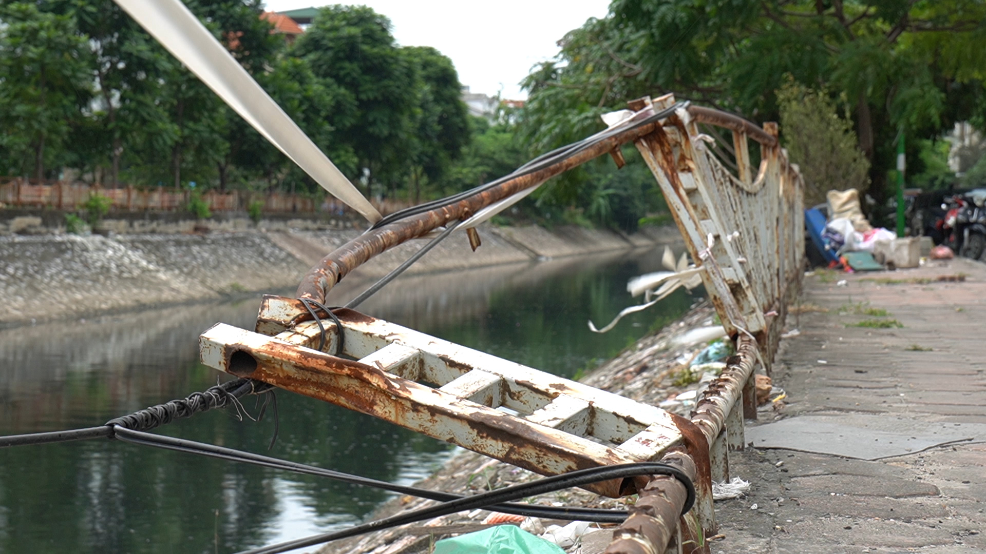 Nhếch nhác vỉa hè ngập rác, lan can dọc sông xuống cấp ở Hà Nội - Ảnh 5.