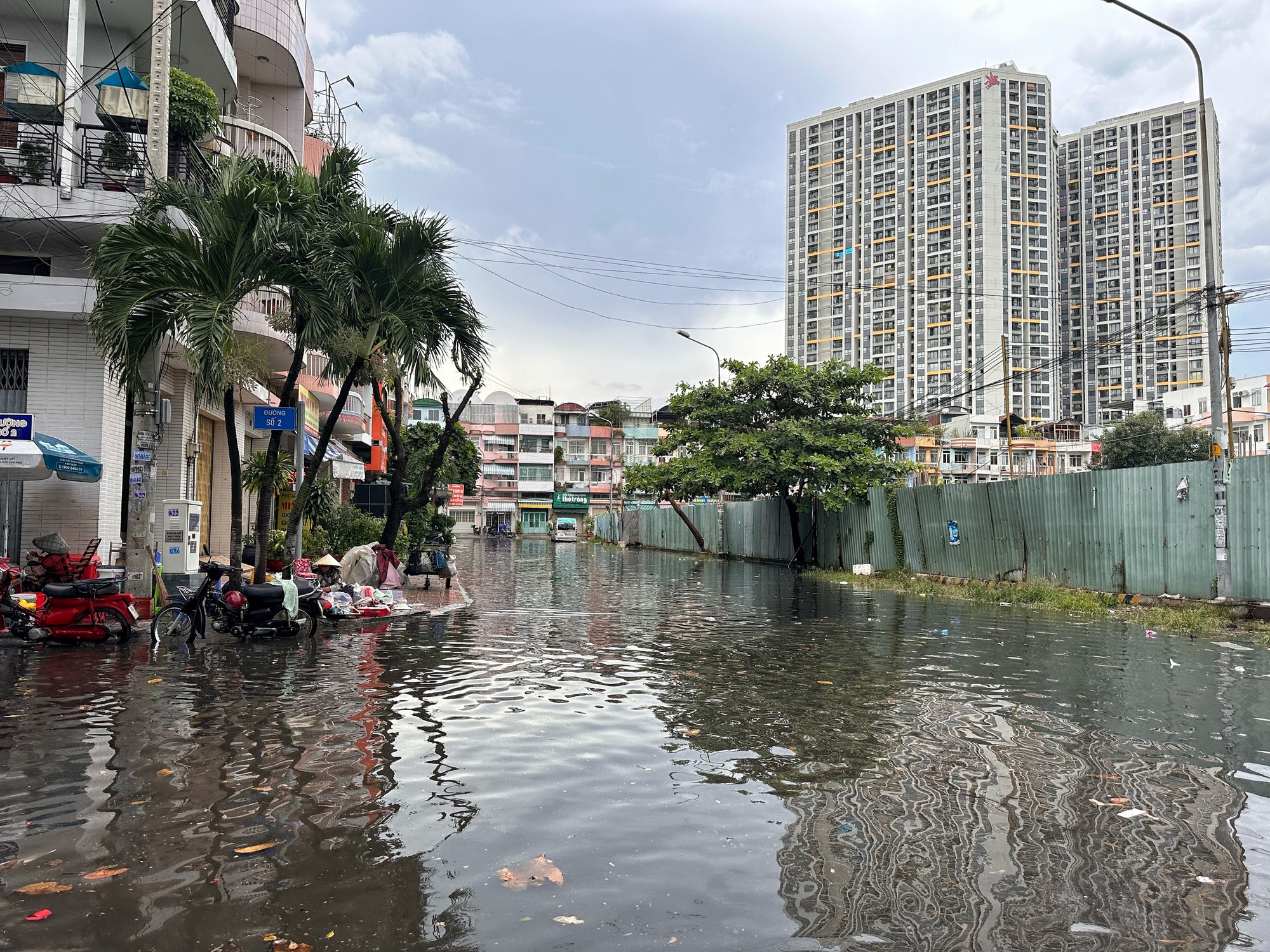 TP.HCM có mưa, nhiều khu dân cư mênh mông giữa 'biển nước' đen ngòm - Ảnh 2.