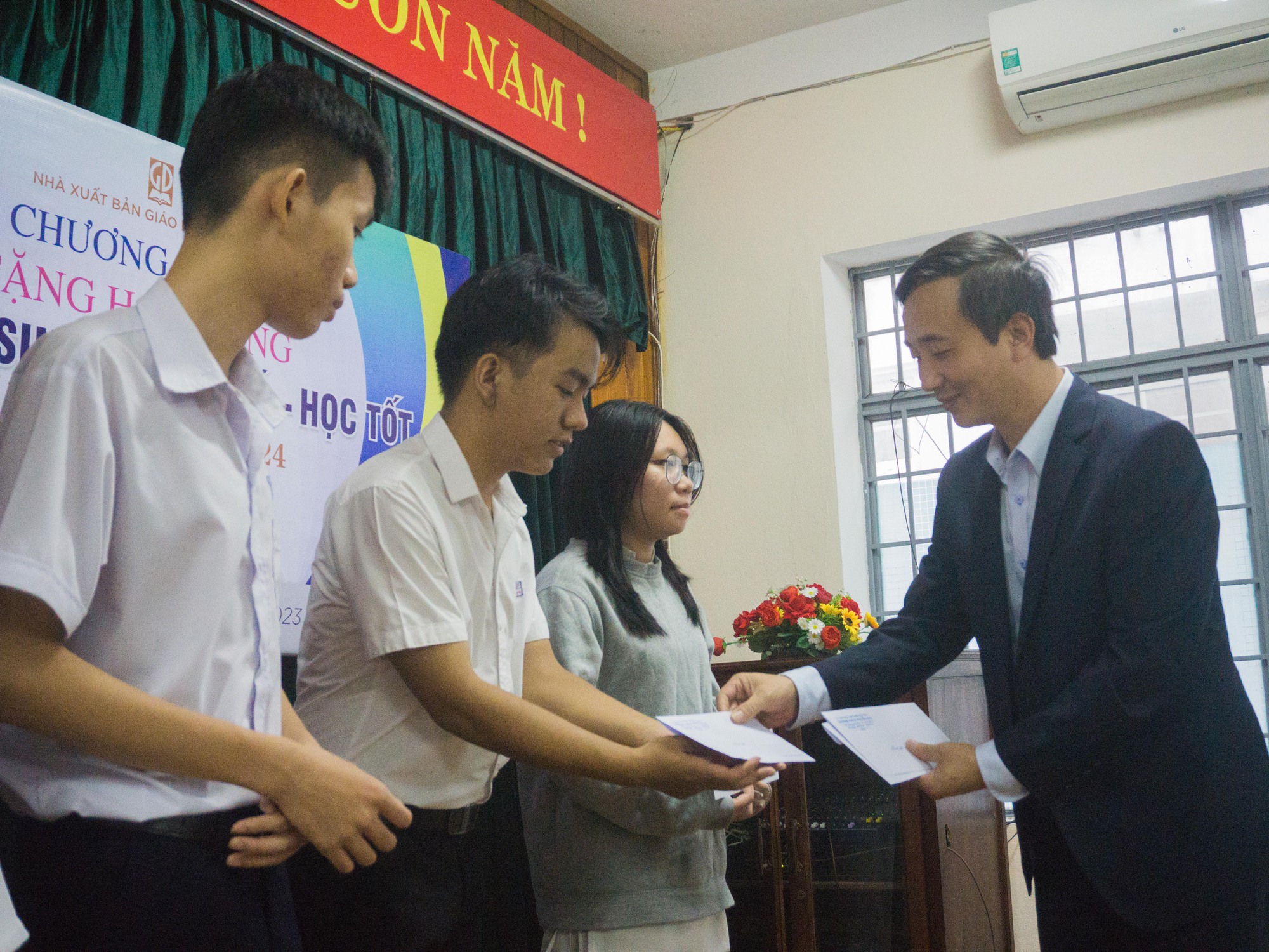 Đà Nẵng: Học sinh nghèo xúc động nhận học bổng hứa sẽ học thật tốt - Ảnh 2. Đà Nẵng: Học sinh nghèo xúc động nhận học bổng hứa sẽ học thật tốt - Ảnh 2.