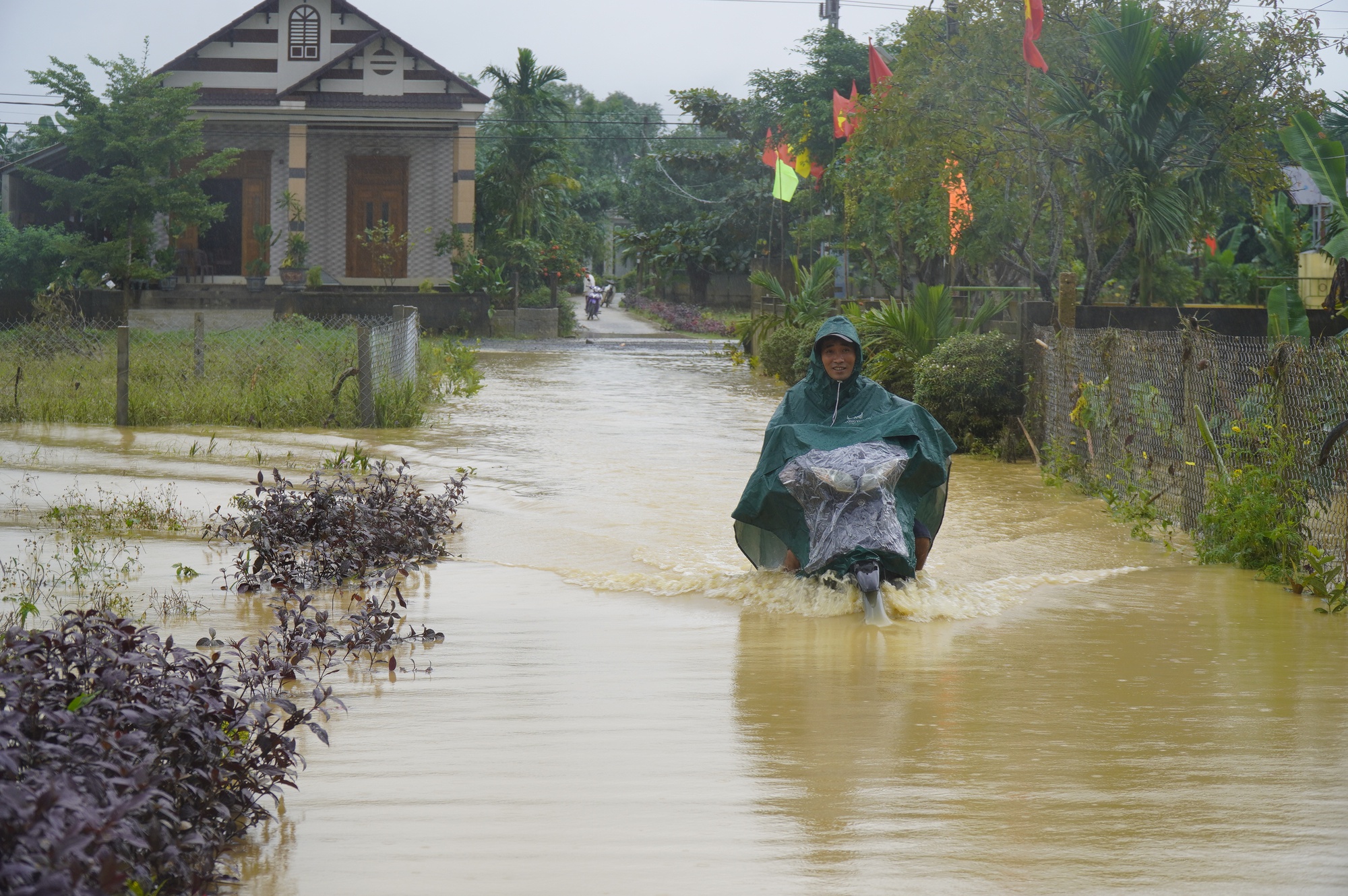 Mưa lớn, hàng trăm nhà dân ở Quảng Trị bị ngập lụt trong đêm - Ảnh 1.