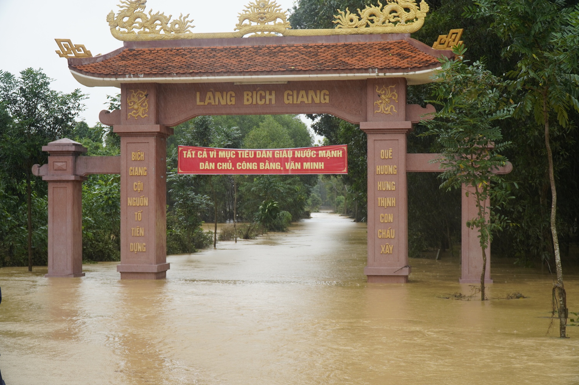 Mưa lớn, hàng trăm nhà dân ở Quảng Trị bị ngập lụt trong đêm - Ảnh 2.
