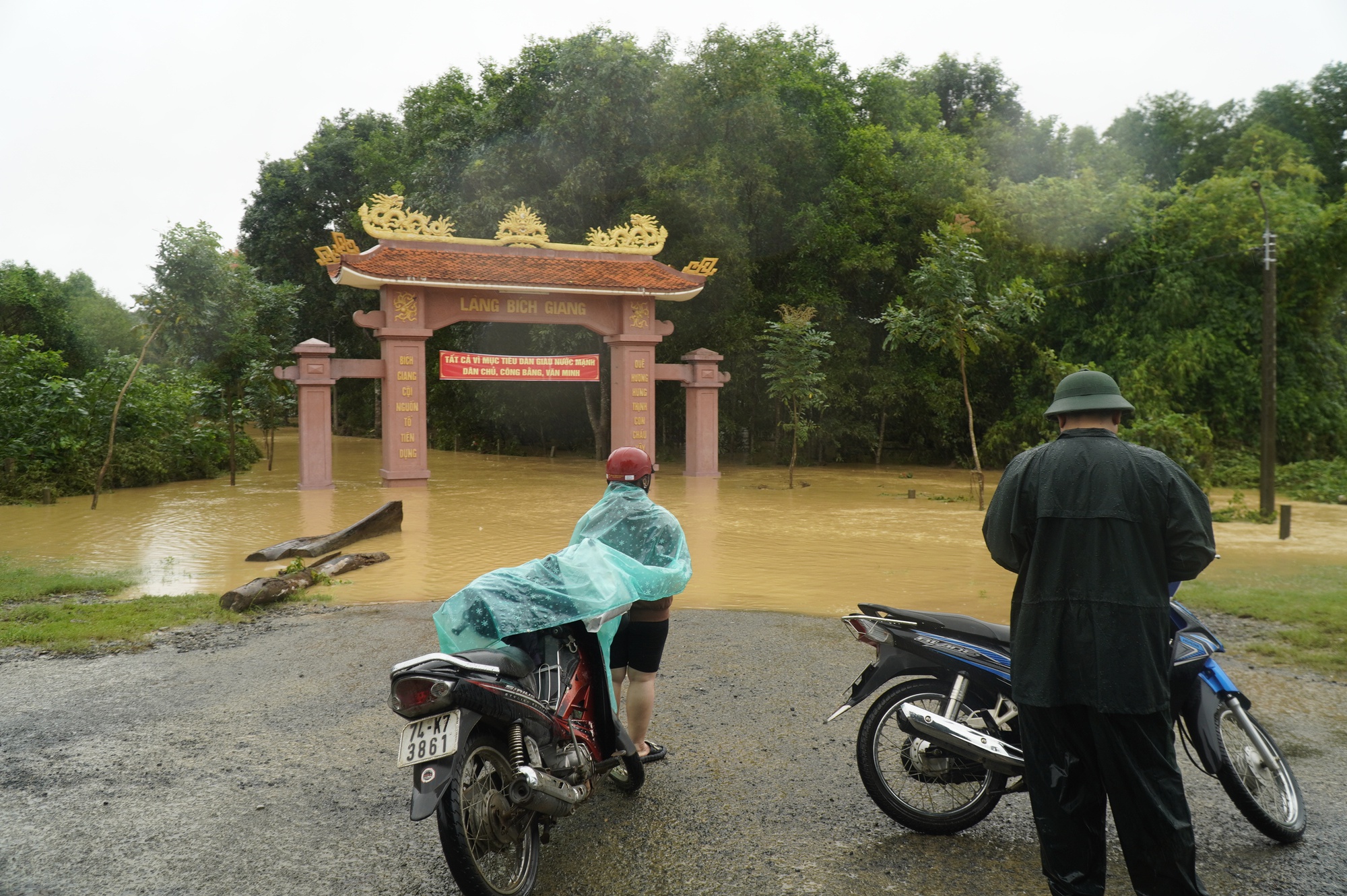 Mưa lớn, hàng trăm nhà dân ở Quảng Trị bị ngập lụt trong đêm - Ảnh 3.