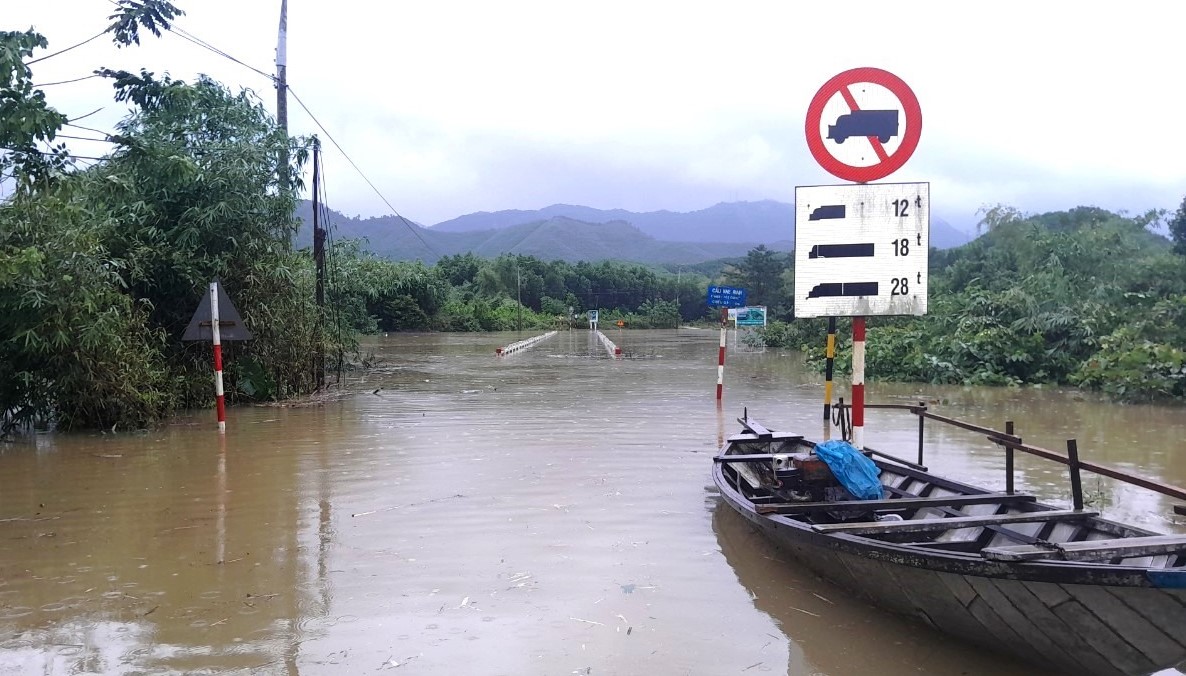 Quảng Nam: Mưa lớn gây sạt lở, nhiều tuyến quốc lộ ngập sâu gây chia cắt - Ảnh 2.
