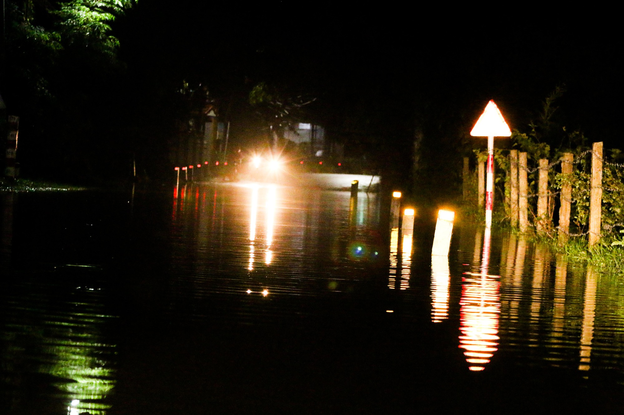 Đà Nẵng: Nước sông Túy Loan dâng cao, người dân thức đêm chạy xe đi tránh lụt - Ảnh 1.