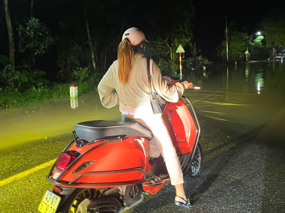 Đà Nẵng: Nước sông Túy Loan dâng cao, người dân thức đêm chạy xe đi tránh lụt - Ảnh 3.