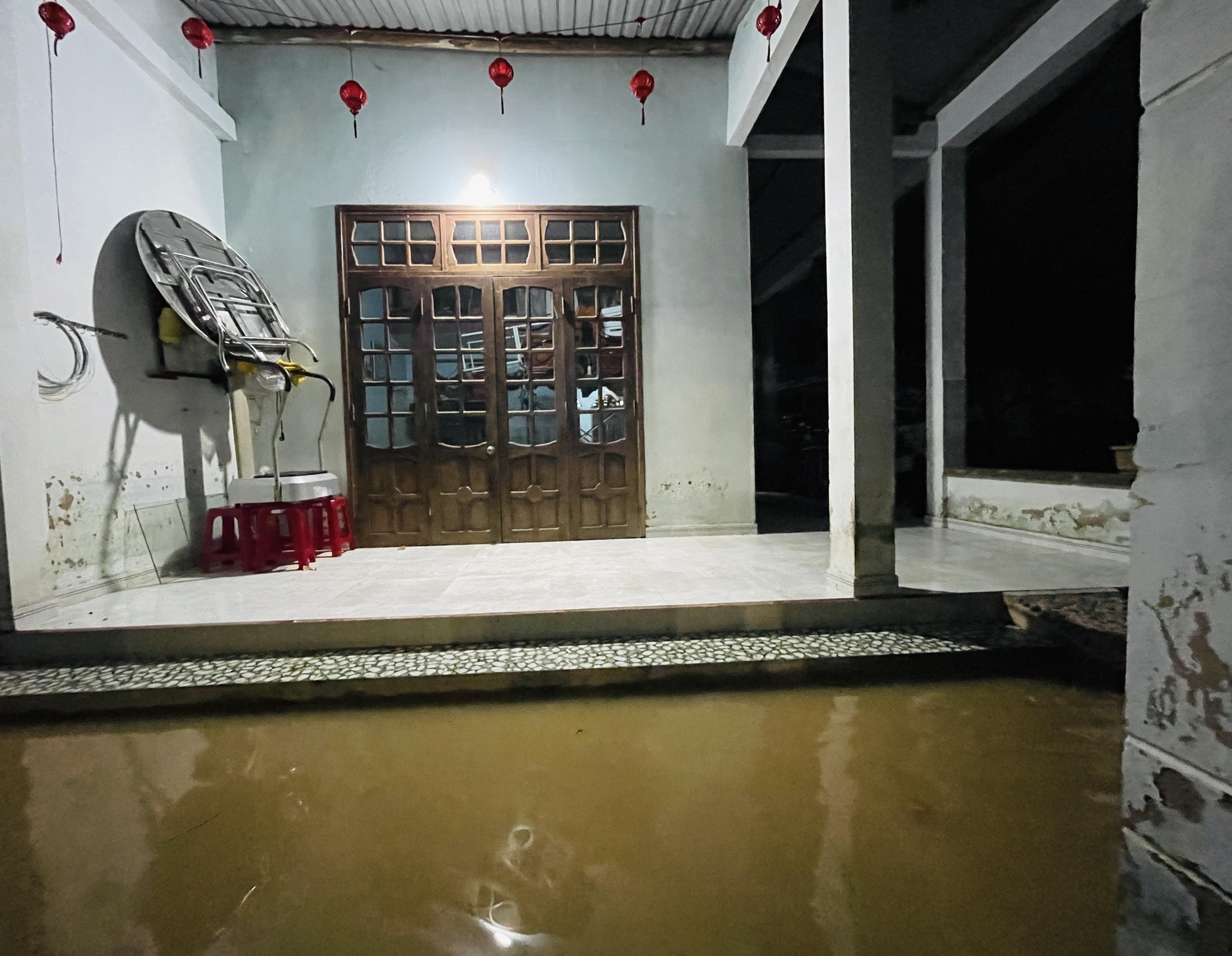 Đà Nẵng: Nước sông Túy Loan dâng cao, người dân thức đêm chạy xe đi tránh lụt - Ảnh 7.