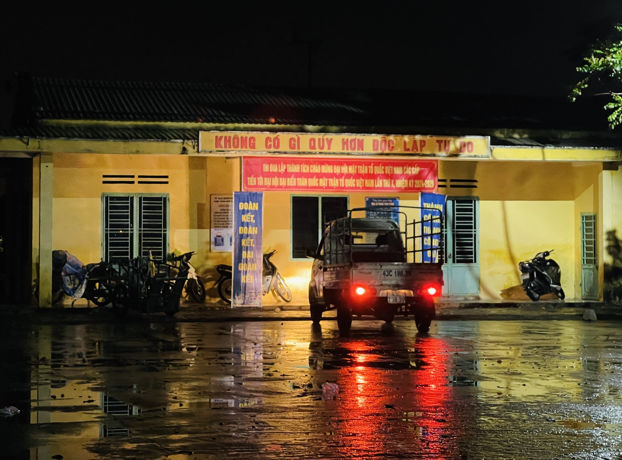 Đà Nẵng: Nước sông Túy Loan dâng cao, người dân thức đêm chạy xe đi tránh lụt - Ảnh 5.
