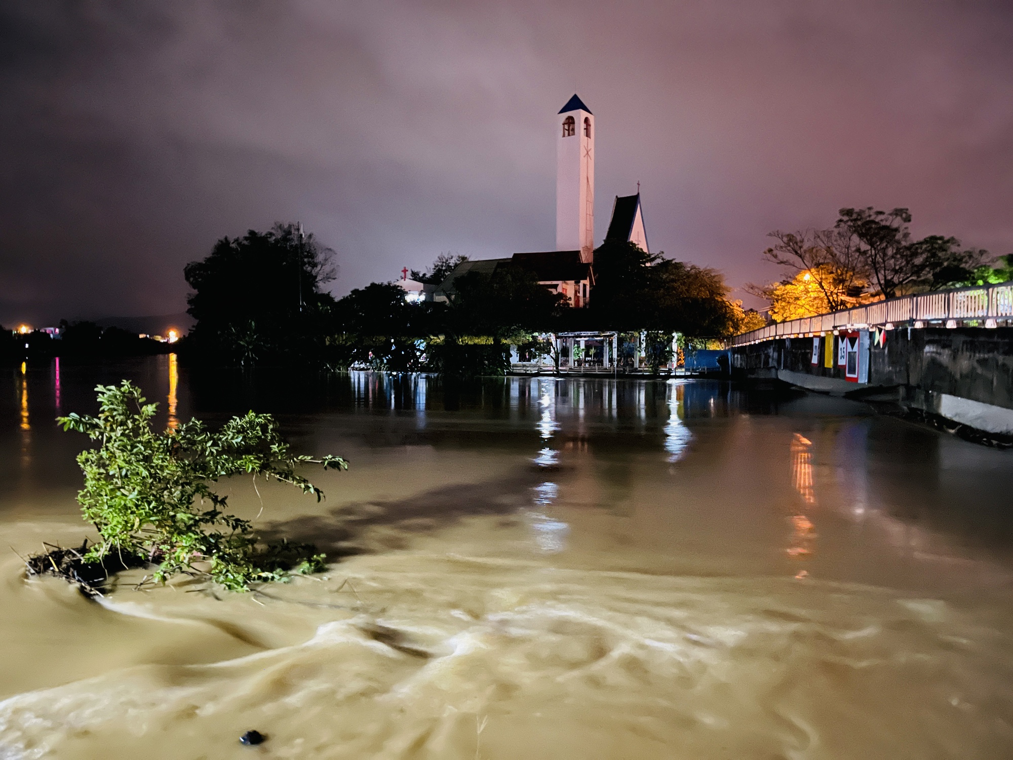 Đà Nẵng: Nước sông Túy Loan dâng cao, người dân thức đêm chạy xe đi tránh lụt - Ảnh 8.