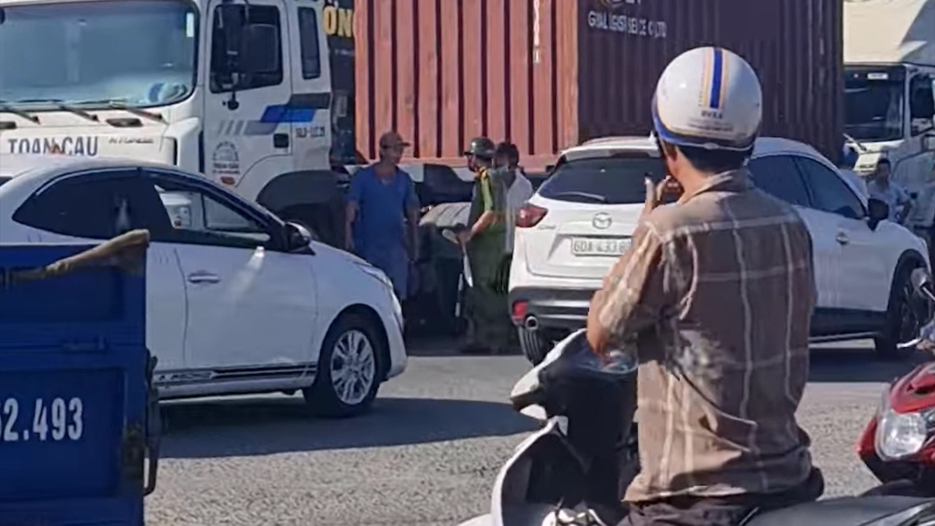 2 tài xế xe đầu kéo chèn ép nhau, xách dao ‘nói chuyện’ gây náo loạn QL80 - Ảnh 1. 2 tài xế xe đầu kéo chèn ép nhau, xách dao ‘nói chuyện’ gây náo loạn QL80 - Ảnh 1.