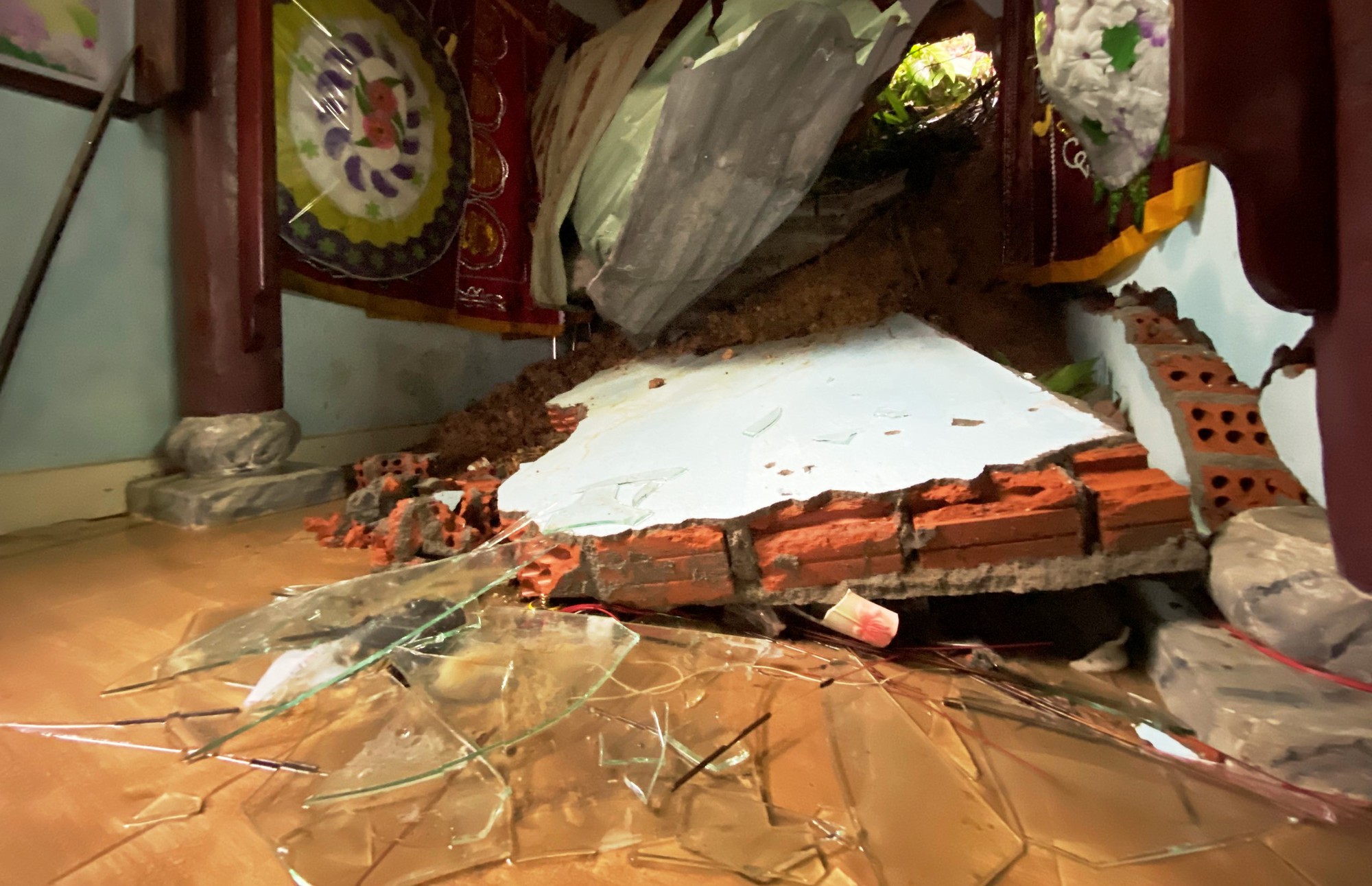 Cận cảnh đất đá sạt lở gây sập tường nhà dân do mưa lớn ở Quảng Nam - Ảnh 1.