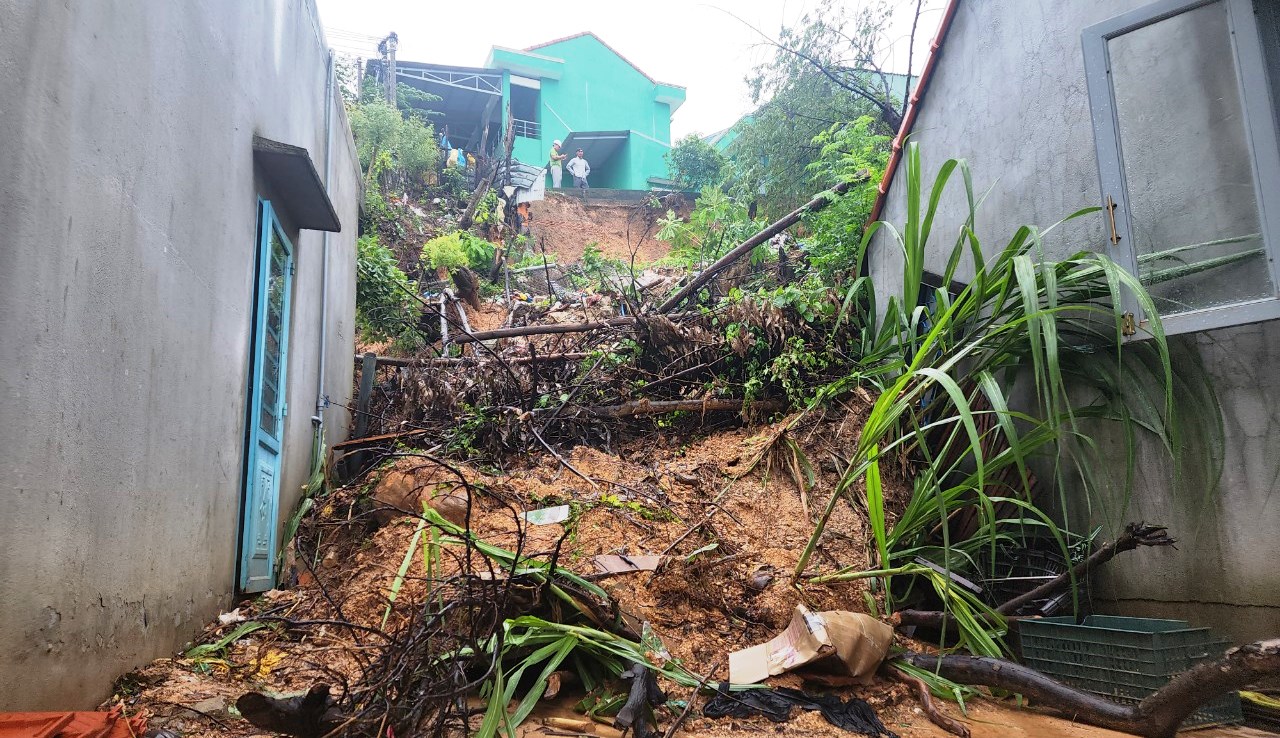 Cận cảnh đất đá sạt lở gây sập tường nhà dân do mưa lớn ở Quảng Nam - Ảnh 9.
