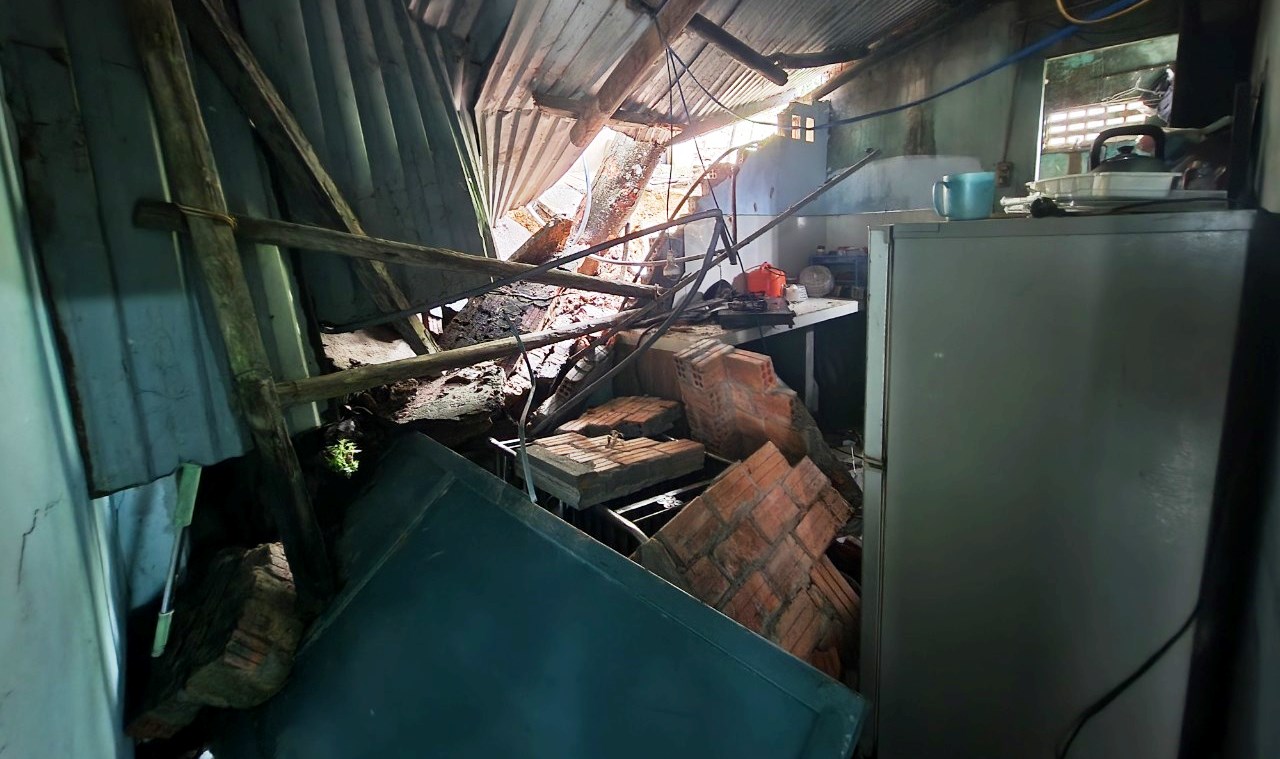 Cận cảnh đất đá sạt lở gây sập tường nhà dân do mưa lớn ở Quảng Nam - Ảnh 5.