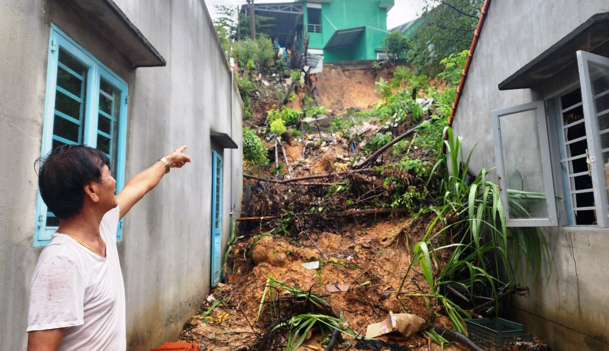 Cận cảnh đất đá sạt lở gây sập tường nhà dân do mưa lớn ở Quảng Nam - Ảnh 7.