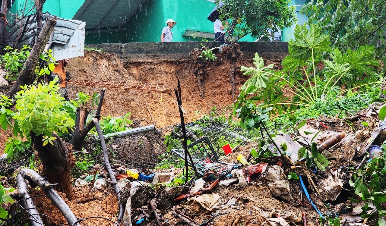 Cận cảnh đất đá sạt lở gây sập tường nhà dân do mưa lớn ở Quảng Nam - Ảnh 12.