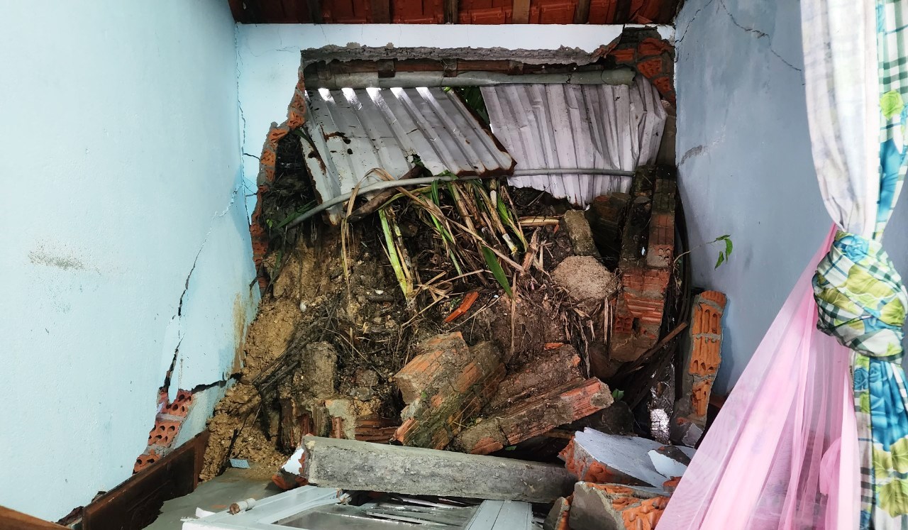 Cận cảnh đất đá sạt lở gây sập tường nhà dân do mưa lớn ở Quảng Nam - Ảnh 3.