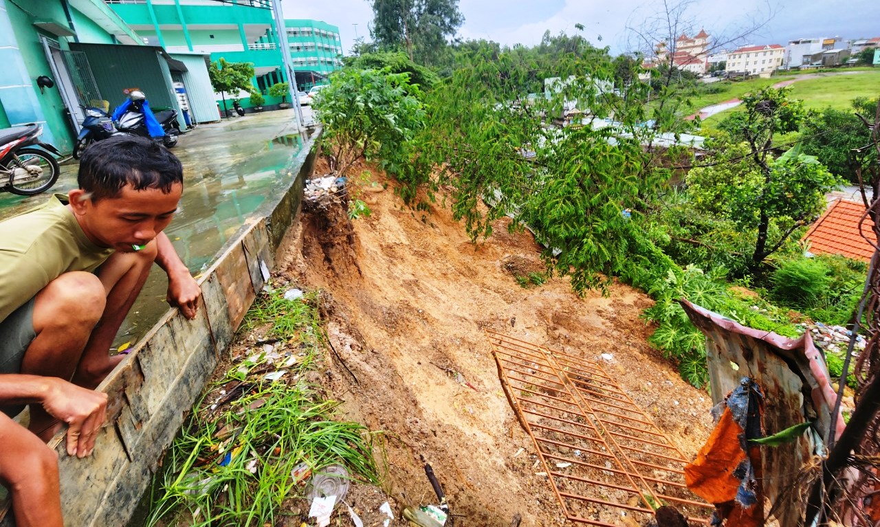 Cận cảnh đất đá sạt lở gây sập tường nhà dân do mưa lớn ở Quảng Nam - Ảnh 6.