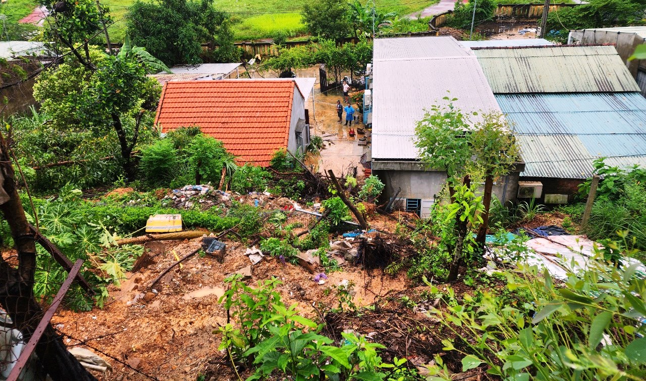 Cận cảnh đất đá sạt lở gây sập tường nhà dân do mưa lớn ở Quảng Nam - Ảnh 2.