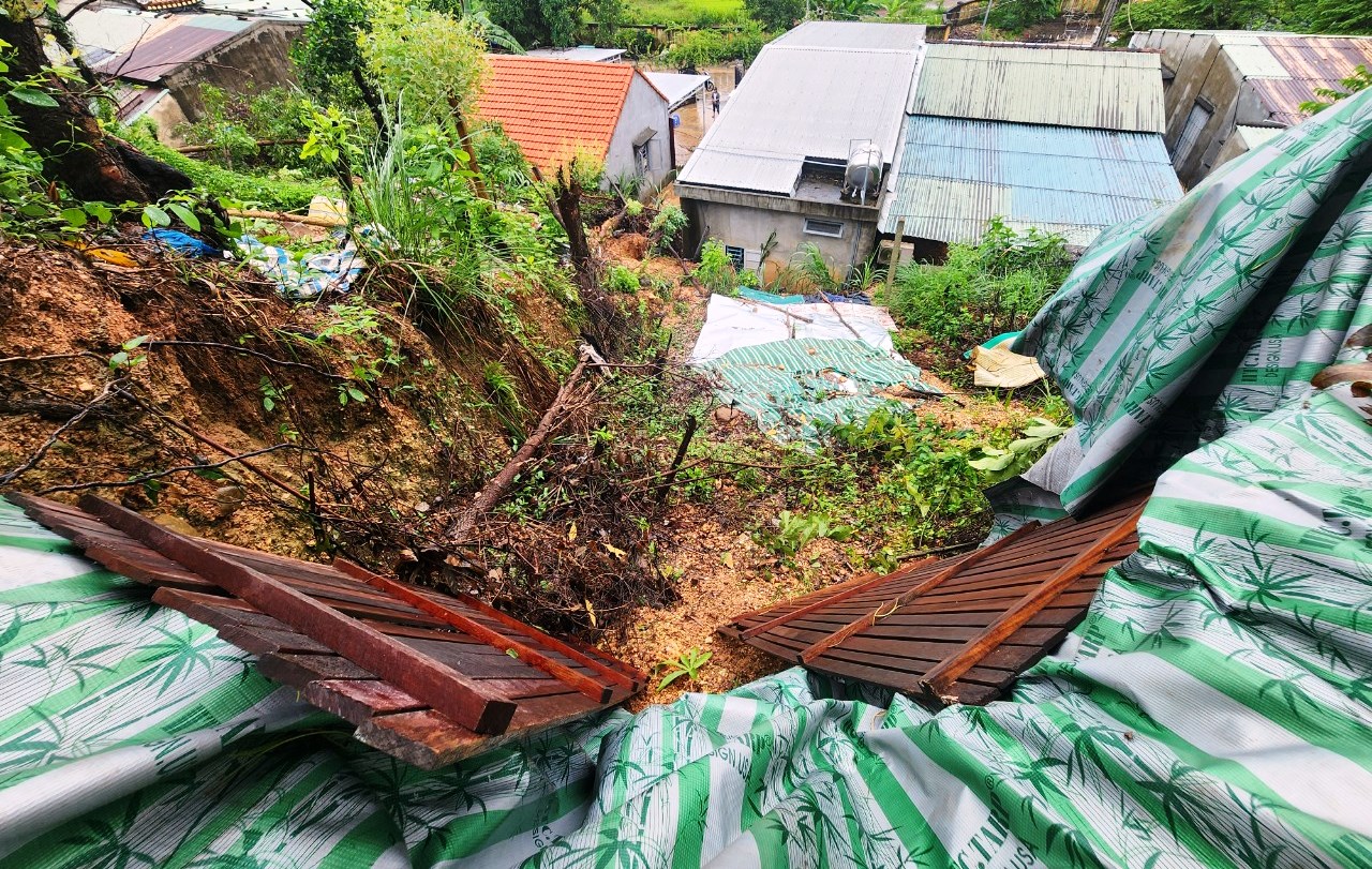 Cận cảnh đất đá sạt lở gây sập tường nhà dân do mưa lớn ở Quảng Nam - Ảnh 11.