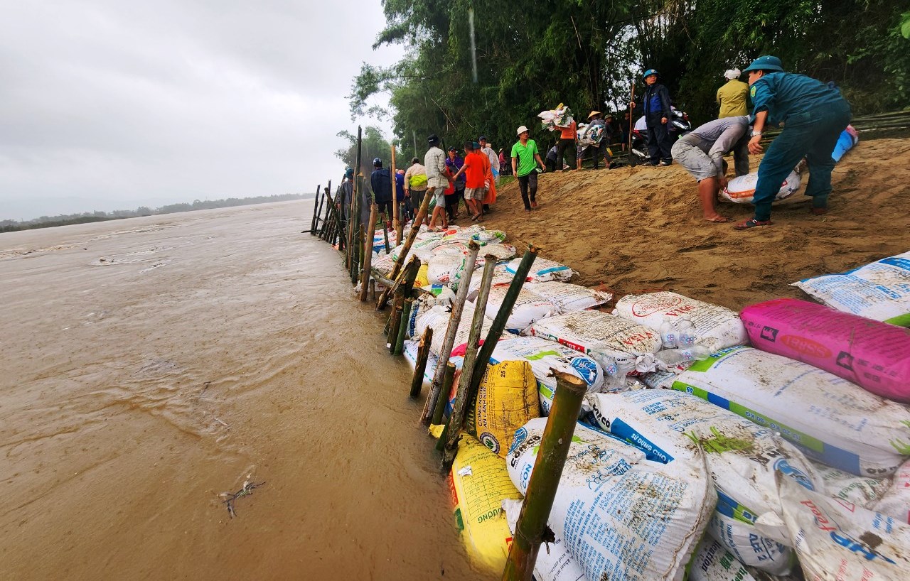 Quảng Nam: Sạt lở nghiêm trọng, cả làng đội mưa ‘vá’ lại bờ sông Vu Gia  - Ảnh 15.