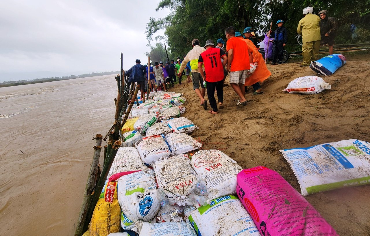 Quảng Nam: Sạt lở nghiêm trọng, cả làng đội mưa ‘vá’ lại bờ sông Vu Gia  - Ảnh 11.