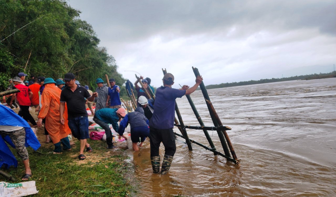 Quảng Nam: Sạt lở nghiêm trọng, cả làng đội mưa ‘vá’ lại bờ sông Vu Gia  - Ảnh 10.
