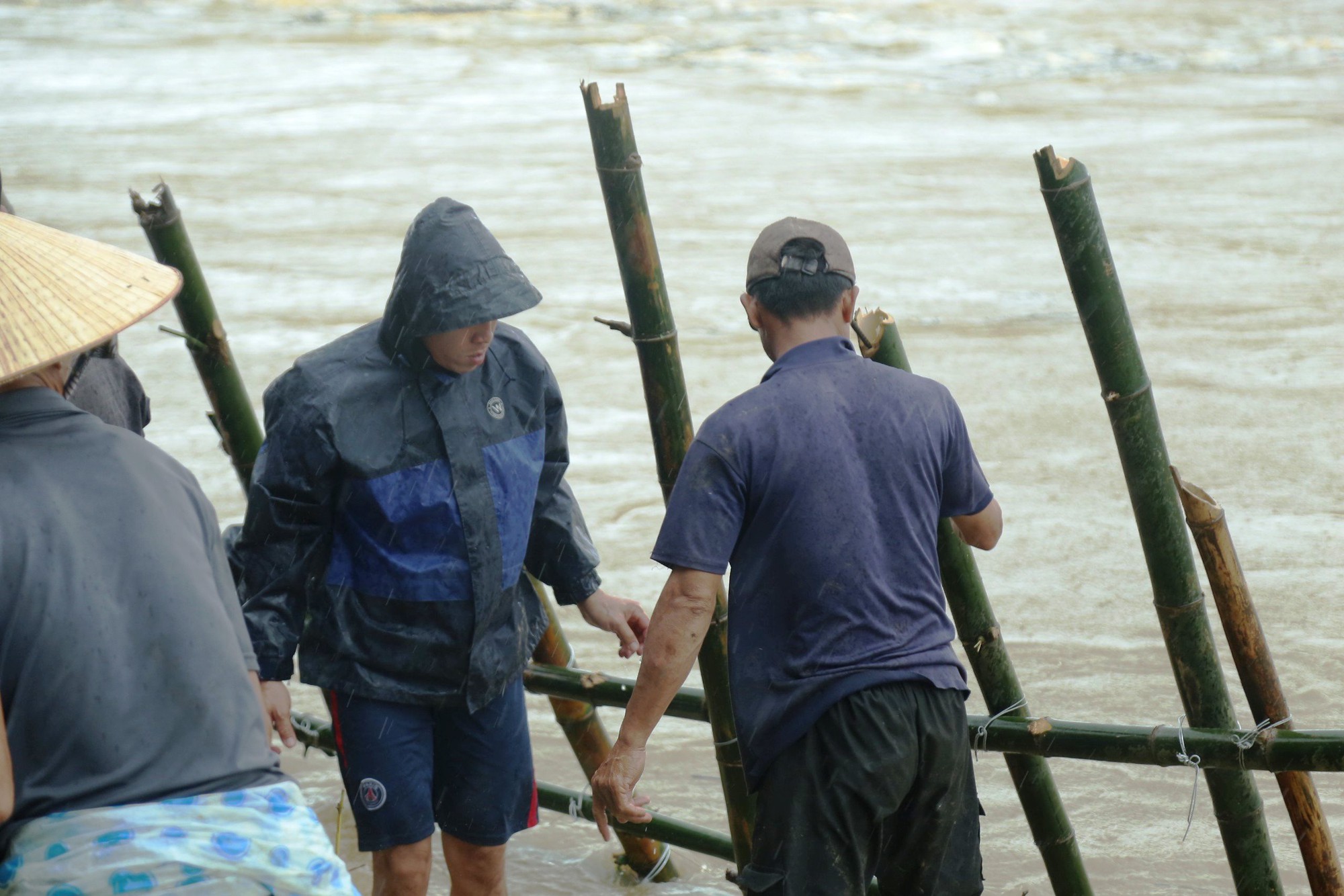 Quảng Nam: Sạt lở nghiêm trọng, cả làng đội mưa ‘vá’ lại bờ sông Vu Gia  - Ảnh 12.