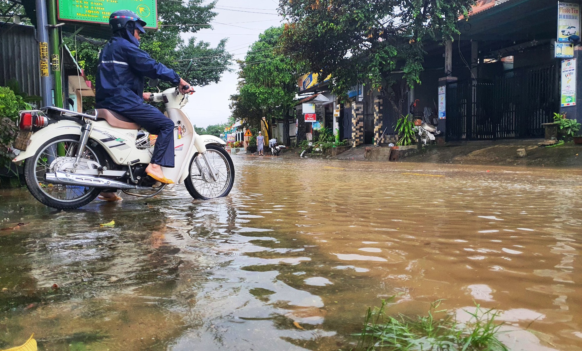 Người dân dọn đồ 'chạy lũ' khi hàng loạt thủy điện đồng loạt điều tiết xả lũ - Ảnh 4.