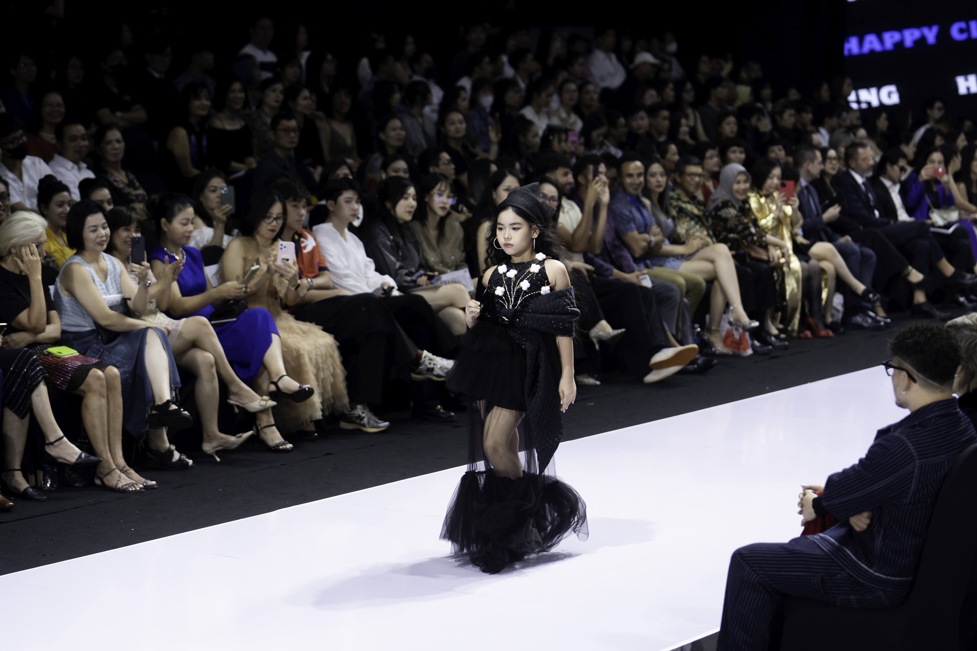 Hoa hậu nhí 'đọ dáng' Võ Hoàng Yến, gây ấn tượng bởi màn catwalk lùi  - Ảnh 6.