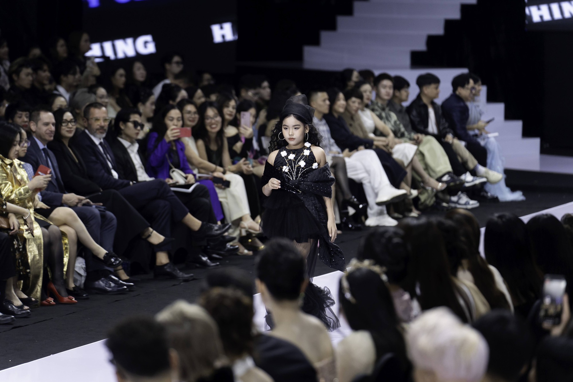 Người mẫu nhí đọ dáng với Võ Hoàng Yến, gây ấn tượng bởi màn catwalk lùi - Ảnh 3. Người mẫu nhí đọ dáng với Võ Hoàng Yến, gây ấn tượng bởi màn catwalk lùi - Ảnh 3.