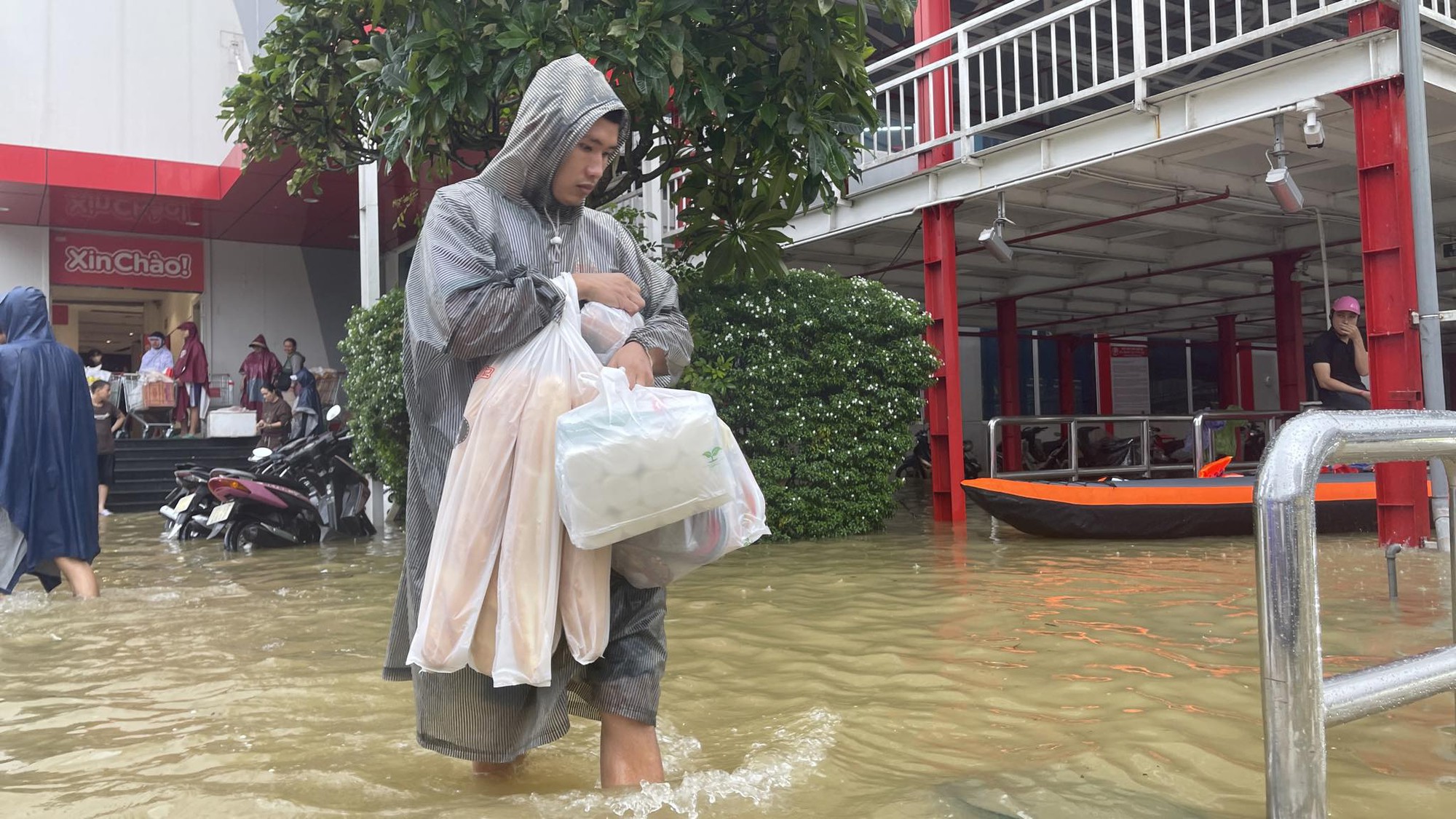 Bát nháo dịch vụ ghe mùa lũ: Người Huế chấp nhận đi với giá 'cắt cổ' - Ảnh 5.