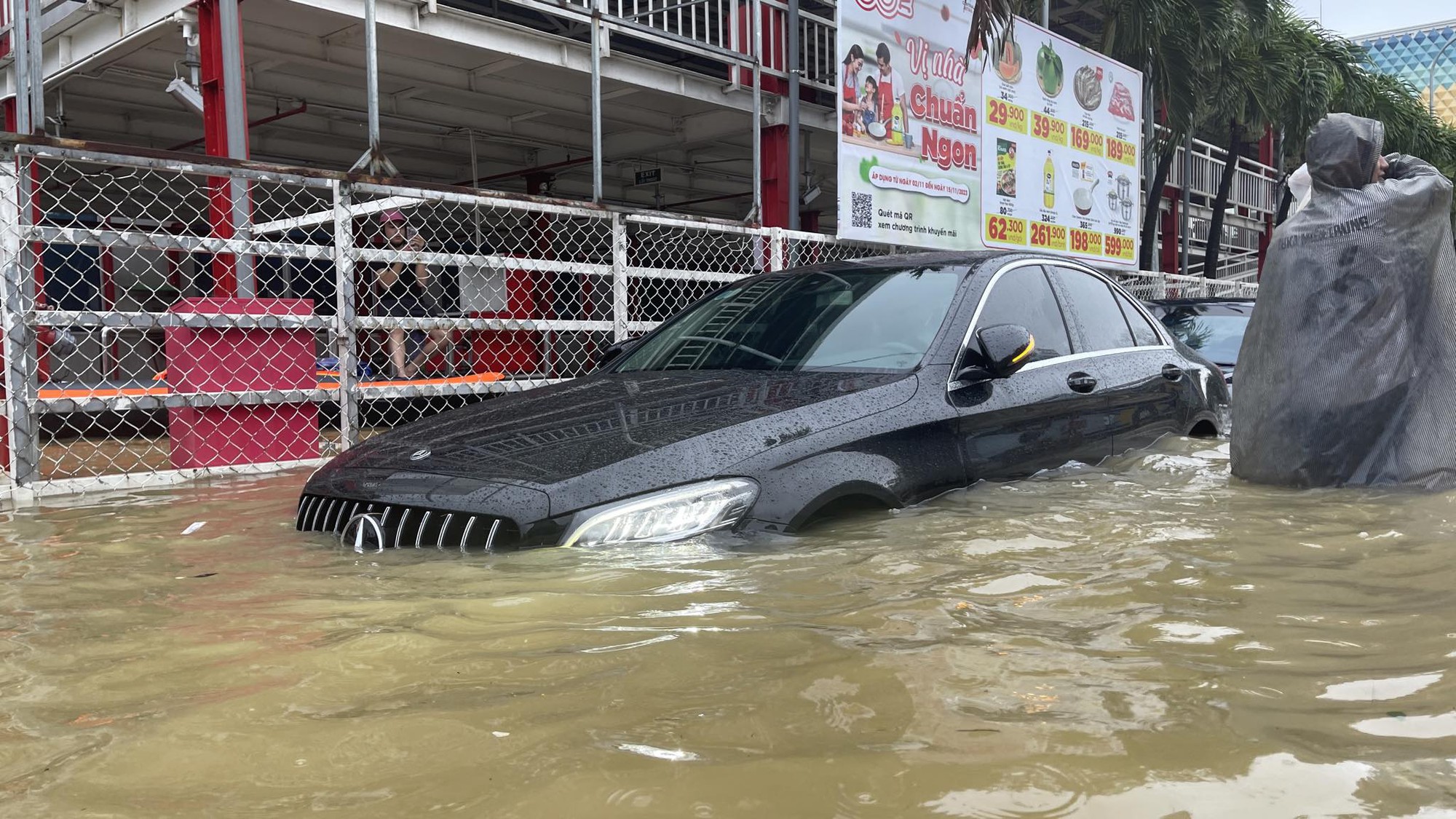 Xót xa loạt ô tô tại Huế bị nước lũ nhấn chìm - Ảnh 6.