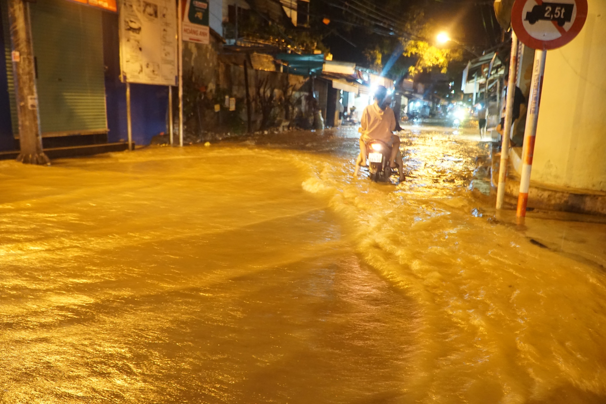 Lũ tràn về trong đêm, vùng ven Nha Trang chìm trong biển nước - Ảnh 4.