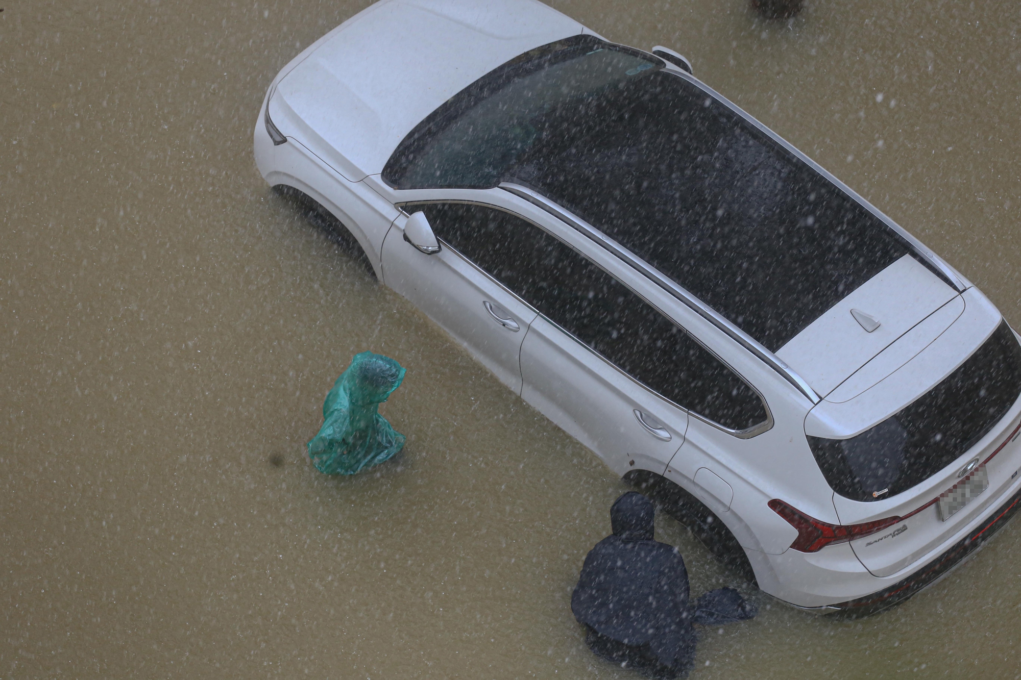 Xót xa loạt ô tô tại Huế bị nước lũ nhấn chìm - Ảnh 3.