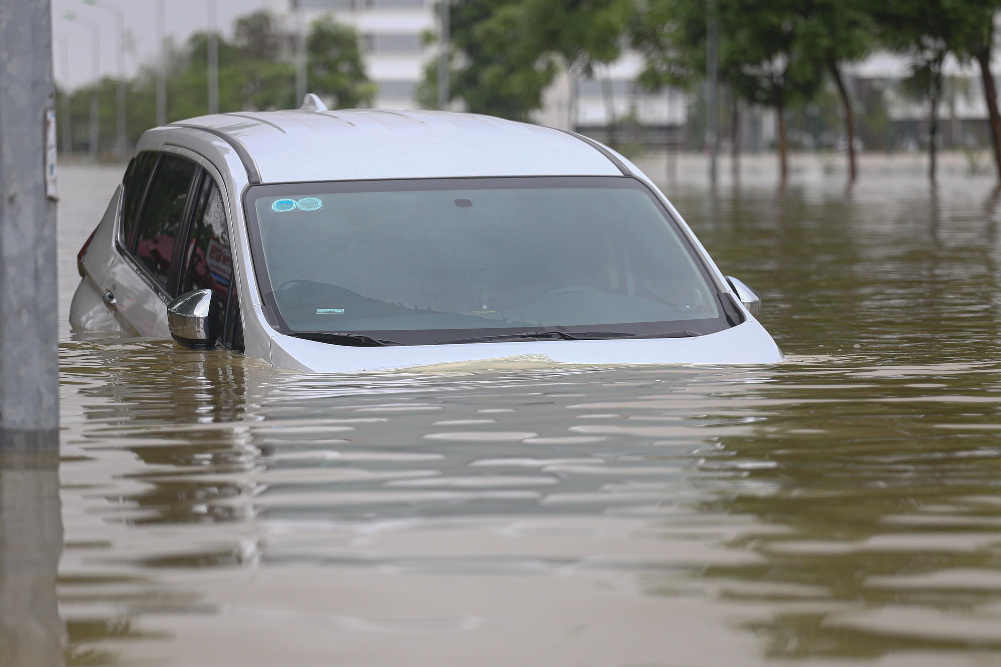Xót xa loạt ô tô tại Huế bị nước lũ nhấn chìm - Ảnh 4.