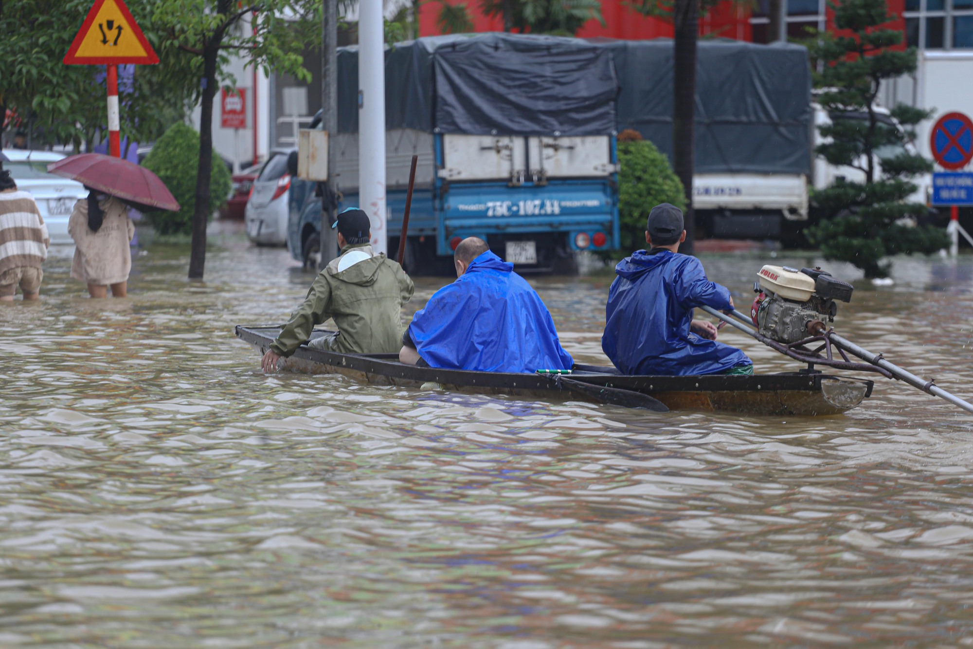 Xót xa loạt ô tô tại Huế bị nước lũ nhấn chìm - Ảnh 9.