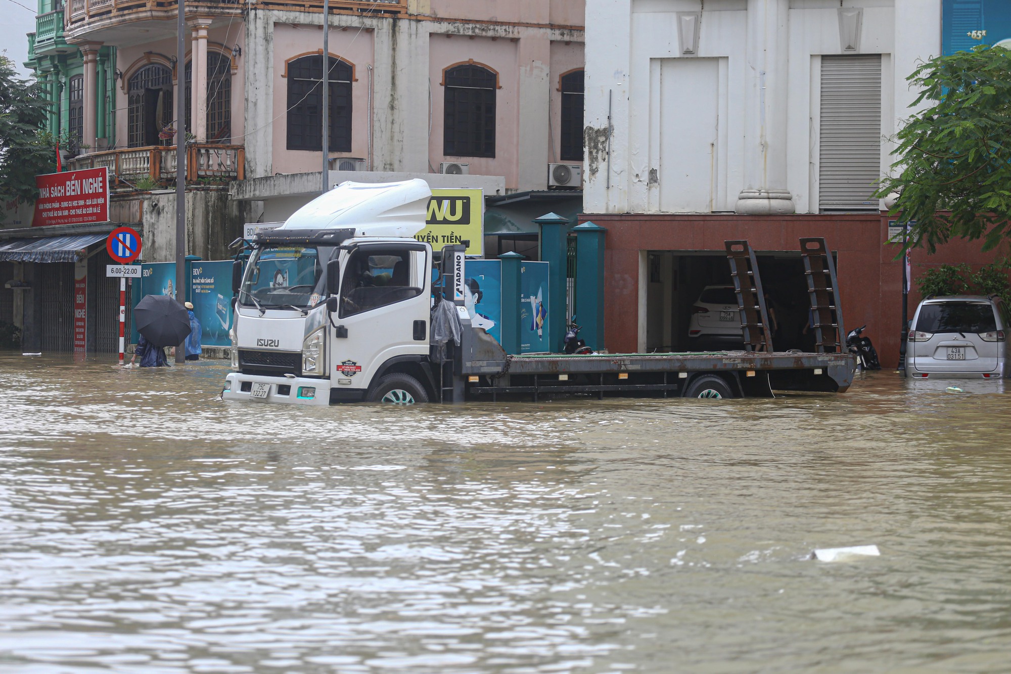 Xót xa loạt ô tô tại Huế bị nước lũ nhấn chìm - Ảnh 7.
