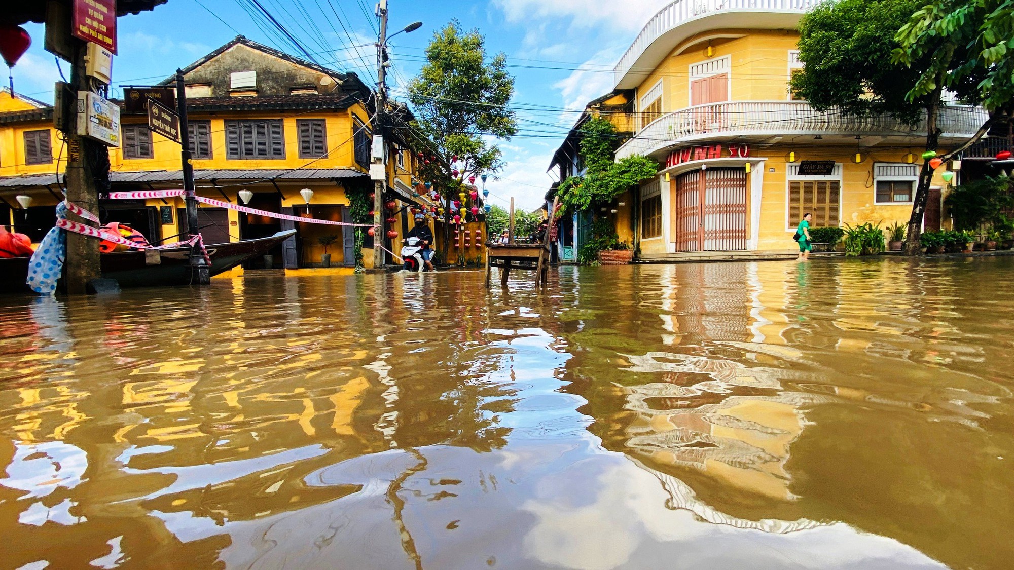 Đón đợt lũ lớn nhất từ đầu năm, phố cổ Hội An nhiều nơi ngập sâu - Ảnh 9.