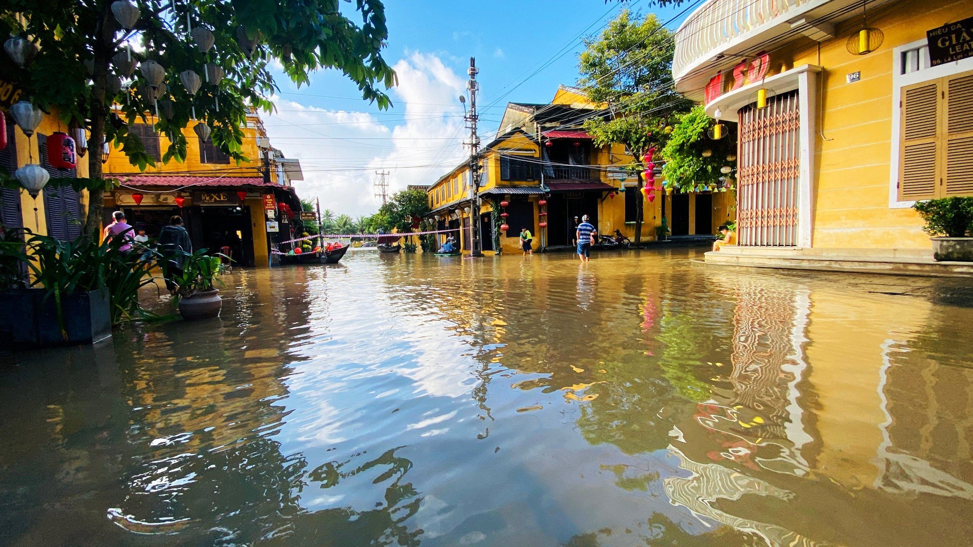 Đón đợt lũ lớn nhất từ đầu năm, phố cổ Hội An nhiều nơi ngập sâu - Ảnh 2.