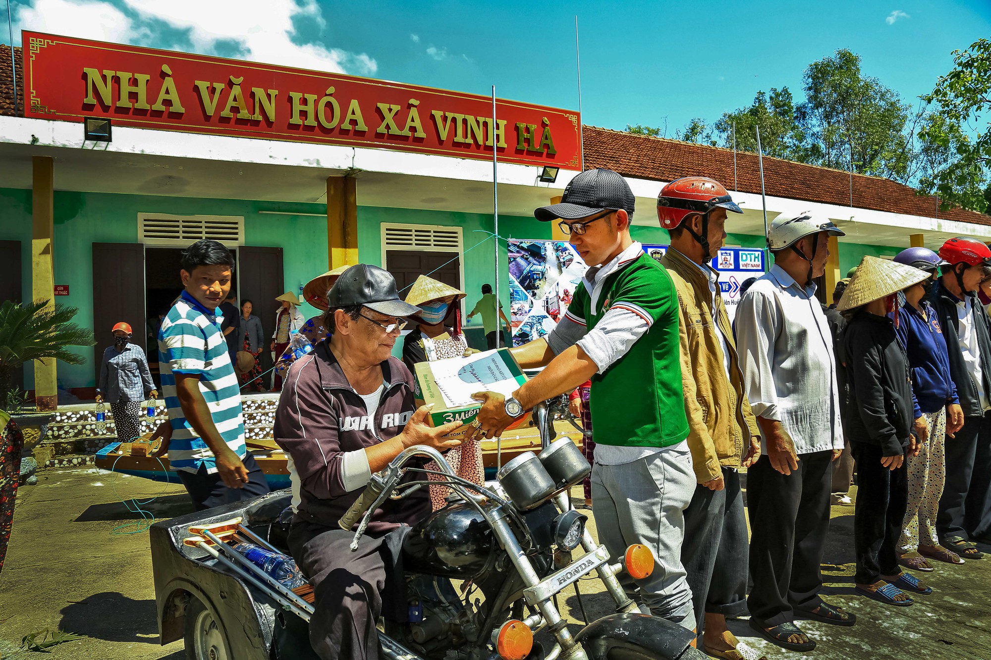 Ưu tiên trao quà cho người khuyết tật Ưu tiên trao quà cho người khuyết tật
